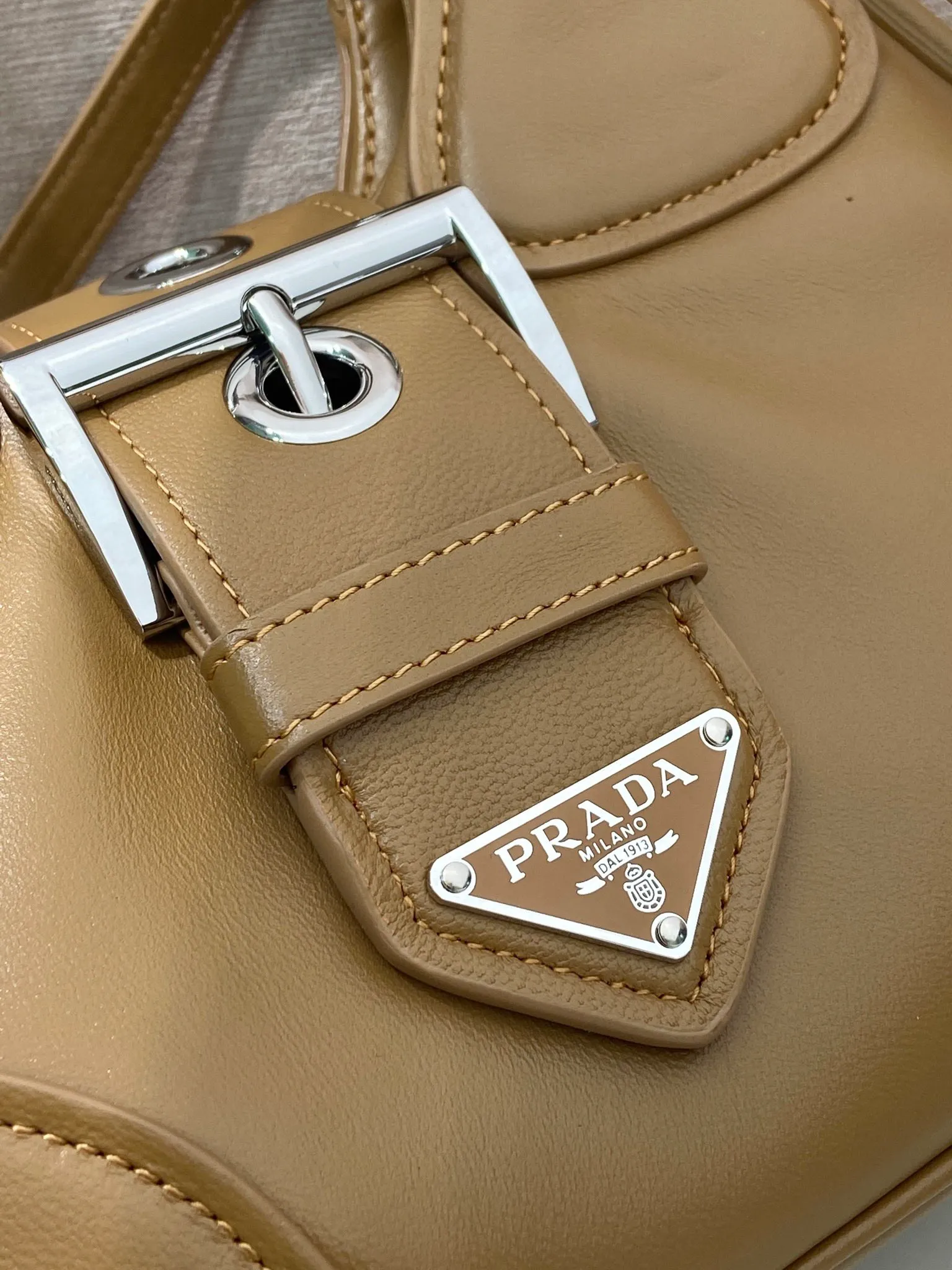 💰1700🎉New Moon handbag🎉1BA381 full lambskin🎉🎉 This Moon handbag is designed with imported lambskin, and the interior is also full sheepskin👏 It is equipped with a 100 cm detachable and adjustable leather long shoulder strap, which can be carried by hand or on the shoulder, a detachable leather keychain, and a triangle logo magnetic buckle/lace closure on the front. It is lightweight and practical, and the upper body effect is cool/fashionable. Another popular style that will never go out of style🎉🎉Hurry up and get it🎉 Length 22.5x Height 16x Bottom 7.5cm