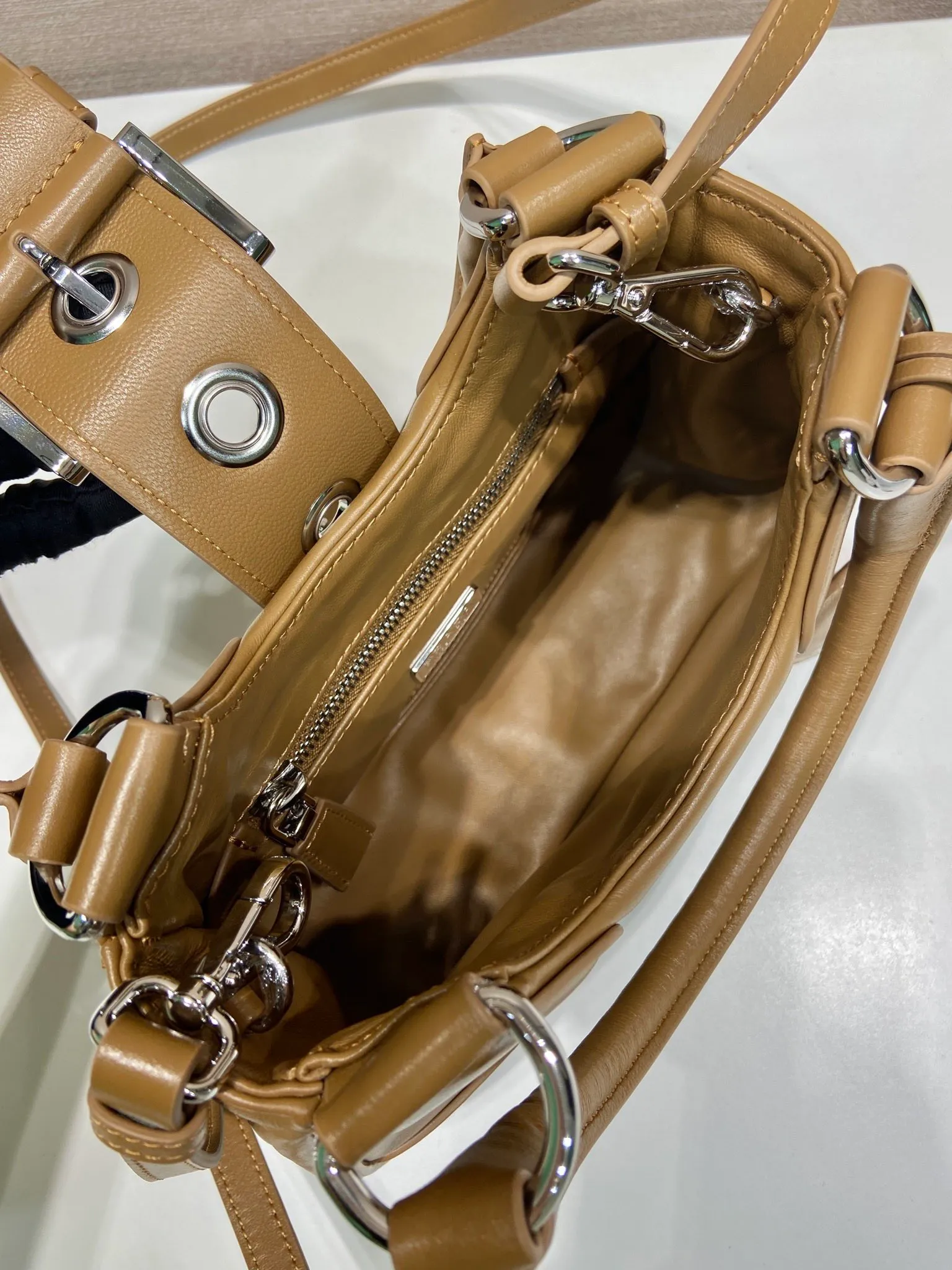 💰1700🎉New Moon handbag🎉1BA381 full lambskin🎉🎉 This Moon handbag is designed with imported lambskin, and the interior is also full sheepskin👏 It is equipped with a 100 cm detachable and adjustable leather long shoulder strap, which can be carried by hand or on the shoulder, a detachable leather keychain, and a triangle logo magnetic buckle/lace closure on the front. It is lightweight and practical, and the upper body effect is cool/fashionable. Another popular style that will never go out of style🎉🎉Hurry up and get it🎉 Length 22.5x Height 16x Bottom 7.5cm