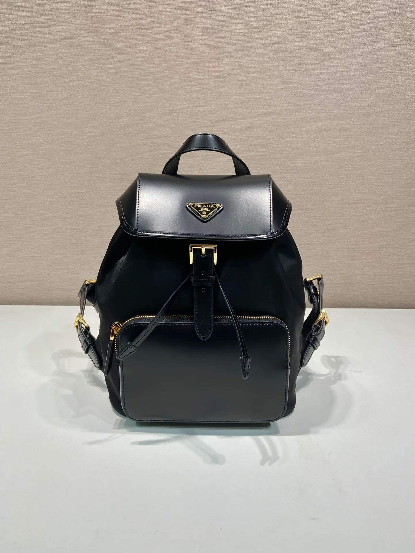 💰1240🎉New backpack 🎉1BZ074🎉🎉 This backpack combines several elements, imported nylon fabric and glossy cowhide 🎉Top metal hardware accessories. Elegant and versatile, it features an exterior zip pocket and is embellished with the signature enameled triangle metal logo. Another backpack that will never go out of style. beauties. Hurry up and get it🎉🎉 Length 20.5x Height 25x Bottom 11.5cm🎉🎉👏👏