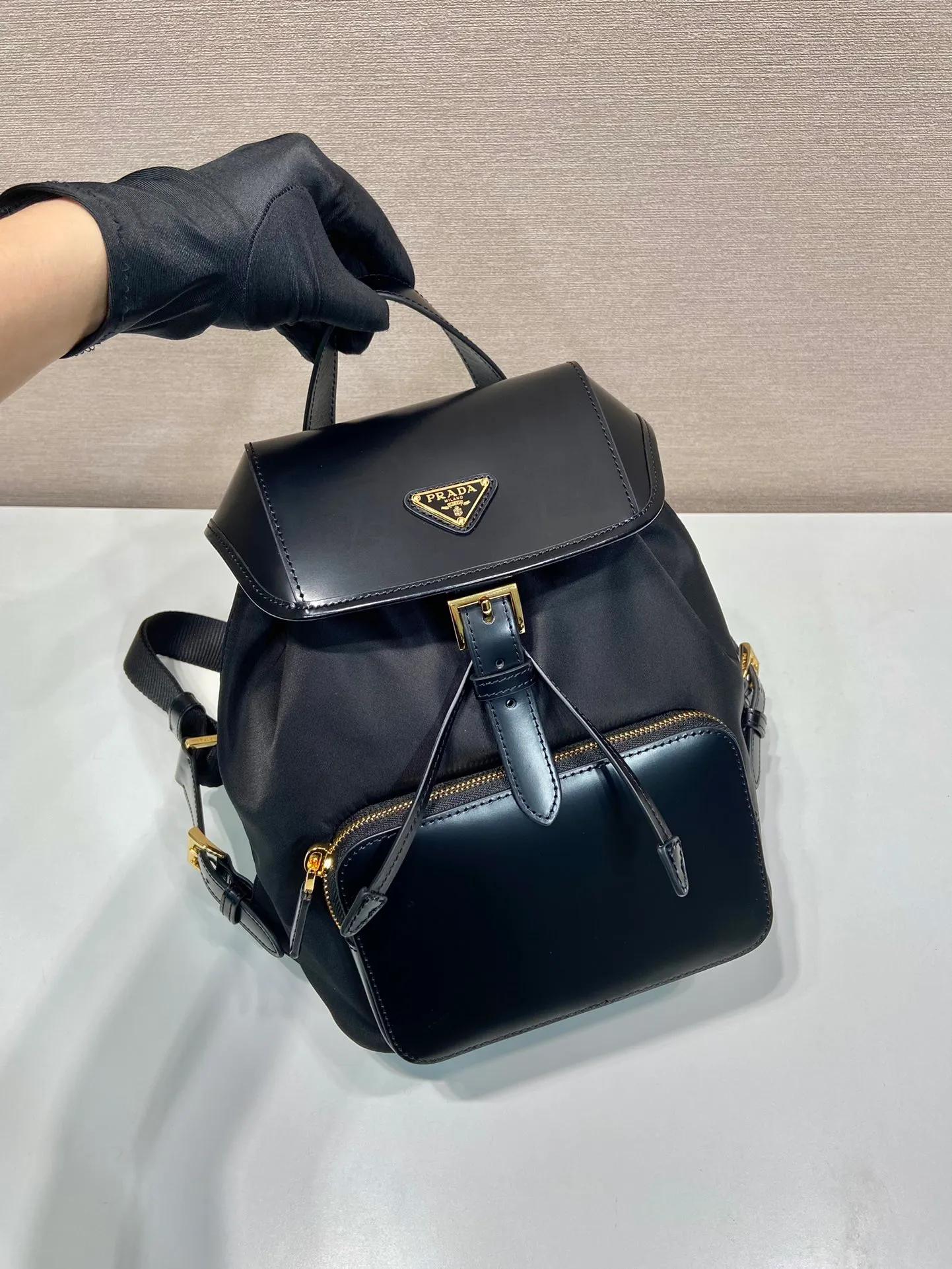 💰1240🎉New backpack 🎉1BZ074🎉🎉 This backpack combines several elements, imported nylon fabric and glossy cowhide 🎉Top metal hardware accessories. Elegant and versatile, it features an exterior zip pocket and is embellished with the signature enameled triangle metal logo. Another backpack that will never go out of style. beauties. Hurry up and get it🎉🎉 Length 20.5x Height 25x Bottom 11.5cm🎉🎉👏👏