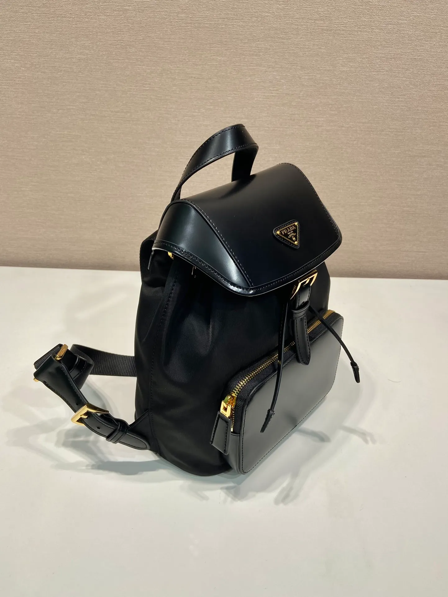 💰1240🎉New backpack 🎉1BZ074🎉🎉 This backpack combines several elements, imported nylon fabric and glossy cowhide 🎉Top metal hardware accessories. Elegant and versatile, it features an exterior zip pocket and is embellished with the signature enameled triangle metal logo. Another backpack that will never go out of style. beauties. Hurry up and get it🎉🎉 Length 20.5x Height 25x Bottom 11.5cm🎉🎉👏👏