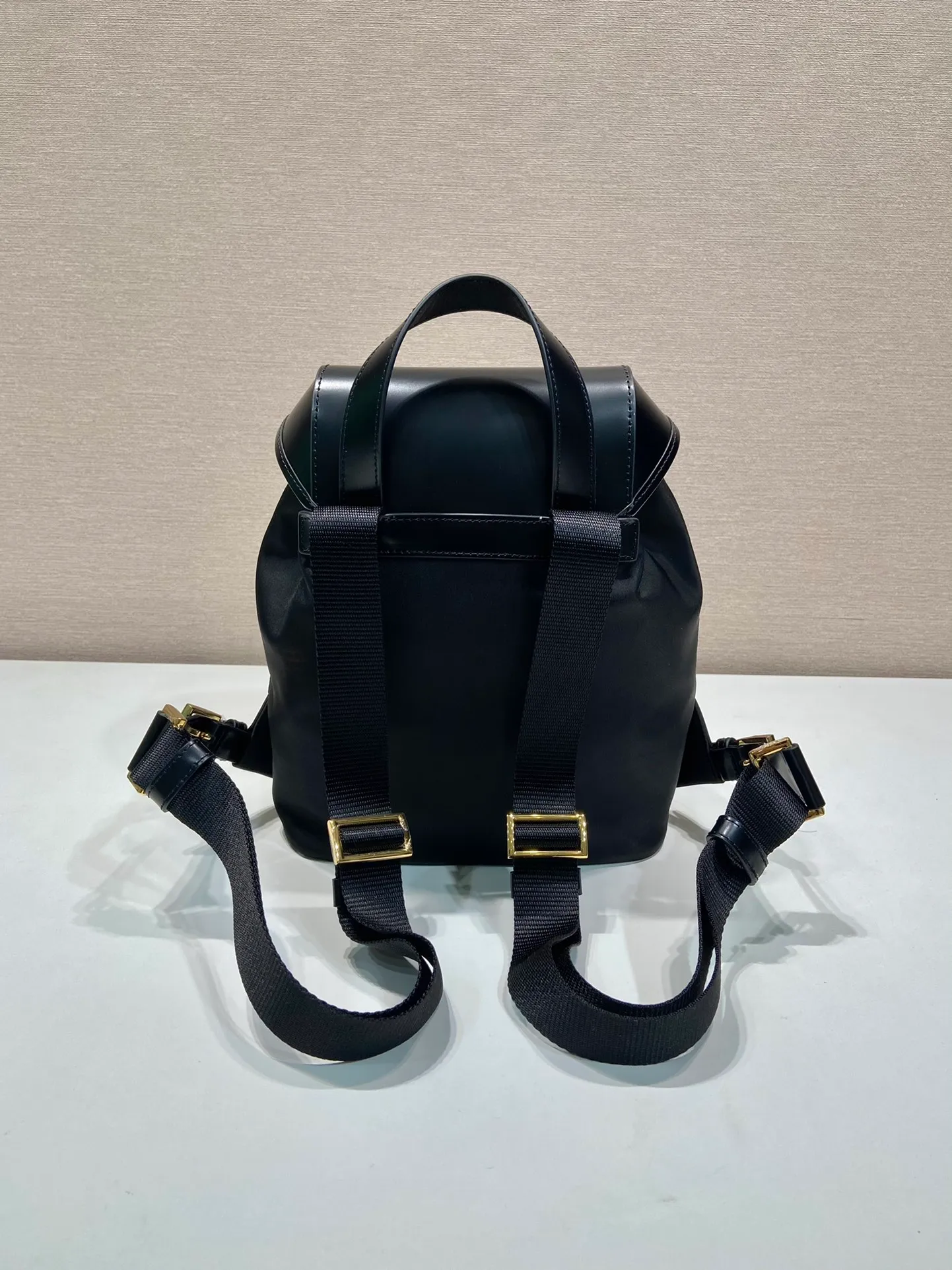 💰1240🎉New backpack 🎉1BZ074🎉🎉 This backpack combines several elements, imported nylon fabric and glossy cowhide 🎉Top metal hardware accessories. Elegant and versatile, it features an exterior zip pocket and is embellished with the signature enameled triangle metal logo. Another backpack that will never go out of style. beauties. Hurry up and get it🎉🎉 Length 20.5x Height 25x Bottom 11.5cm🎉🎉👏👏