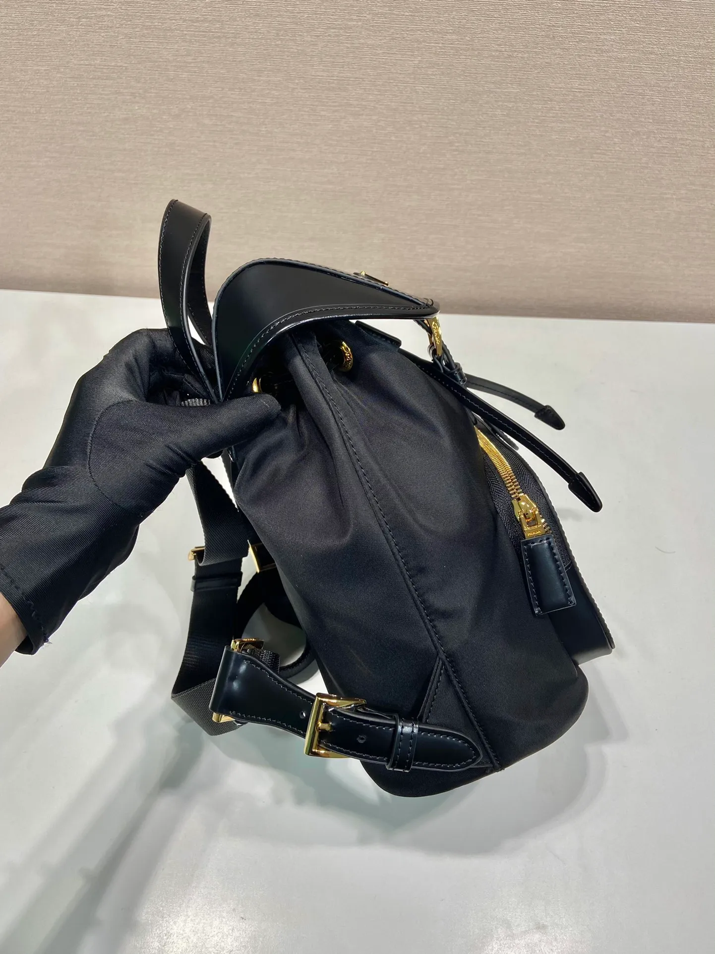 💰1240🎉New backpack 🎉1BZ074🎉🎉 This backpack combines several elements, imported nylon fabric and glossy cowhide 🎉Top metal hardware accessories. Elegant and versatile, it features an exterior zip pocket and is embellished with the signature enameled triangle metal logo. Another backpack that will never go out of style. beauties. Hurry up and get it🎉🎉 Length 20.5x Height 25x Bottom 11.5cm🎉🎉👏👏