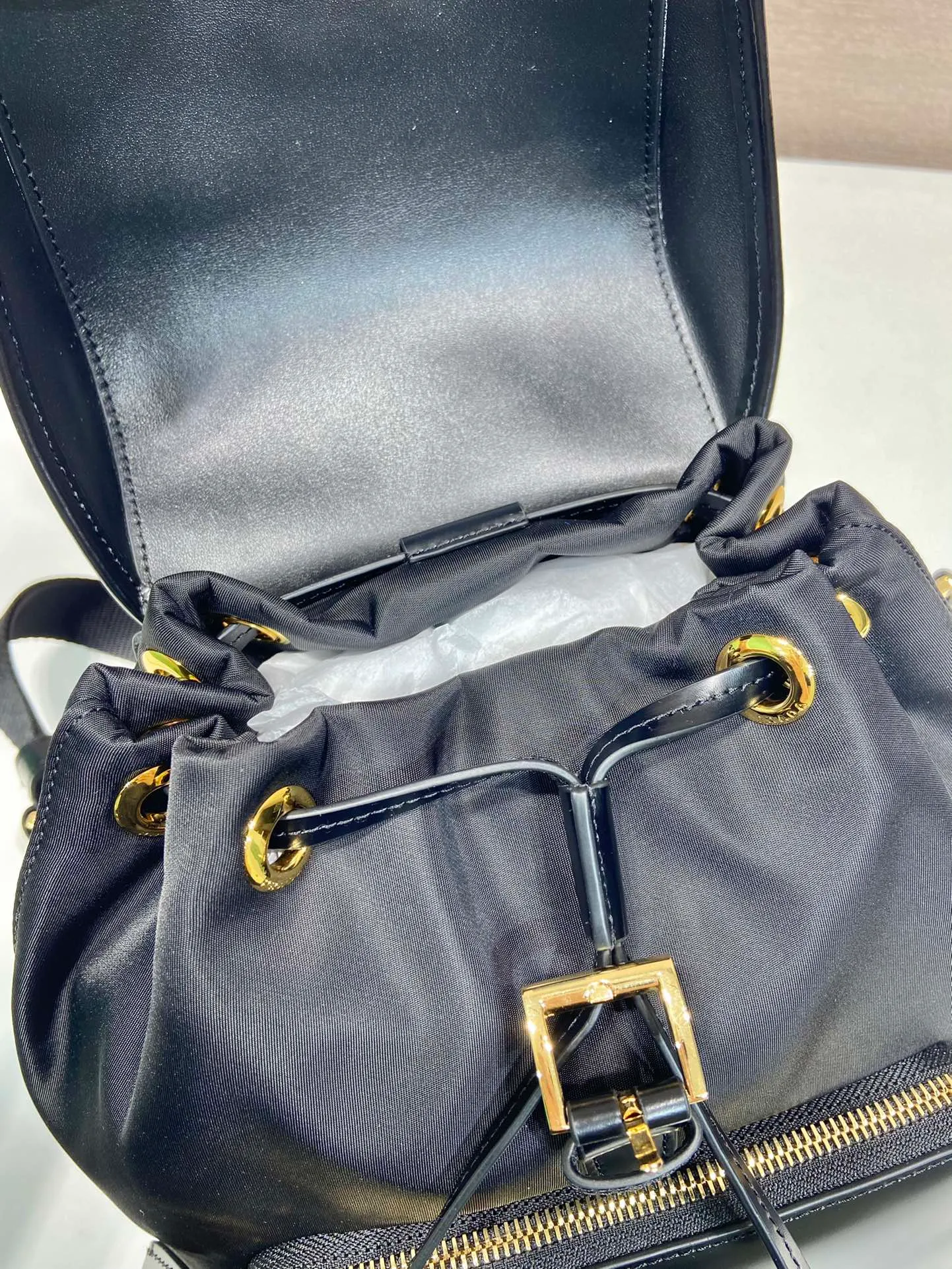 💰1240🎉New backpack 🎉1BZ074🎉🎉 This backpack combines several elements, imported nylon fabric and glossy cowhide 🎉Top metal hardware accessories. Elegant and versatile, it features an exterior zip pocket and is embellished with the signature enameled triangle metal logo. Another backpack that will never go out of style. beauties. Hurry up and get it🎉🎉 Length 20.5x Height 25x Bottom 11.5cm🎉🎉👏👏