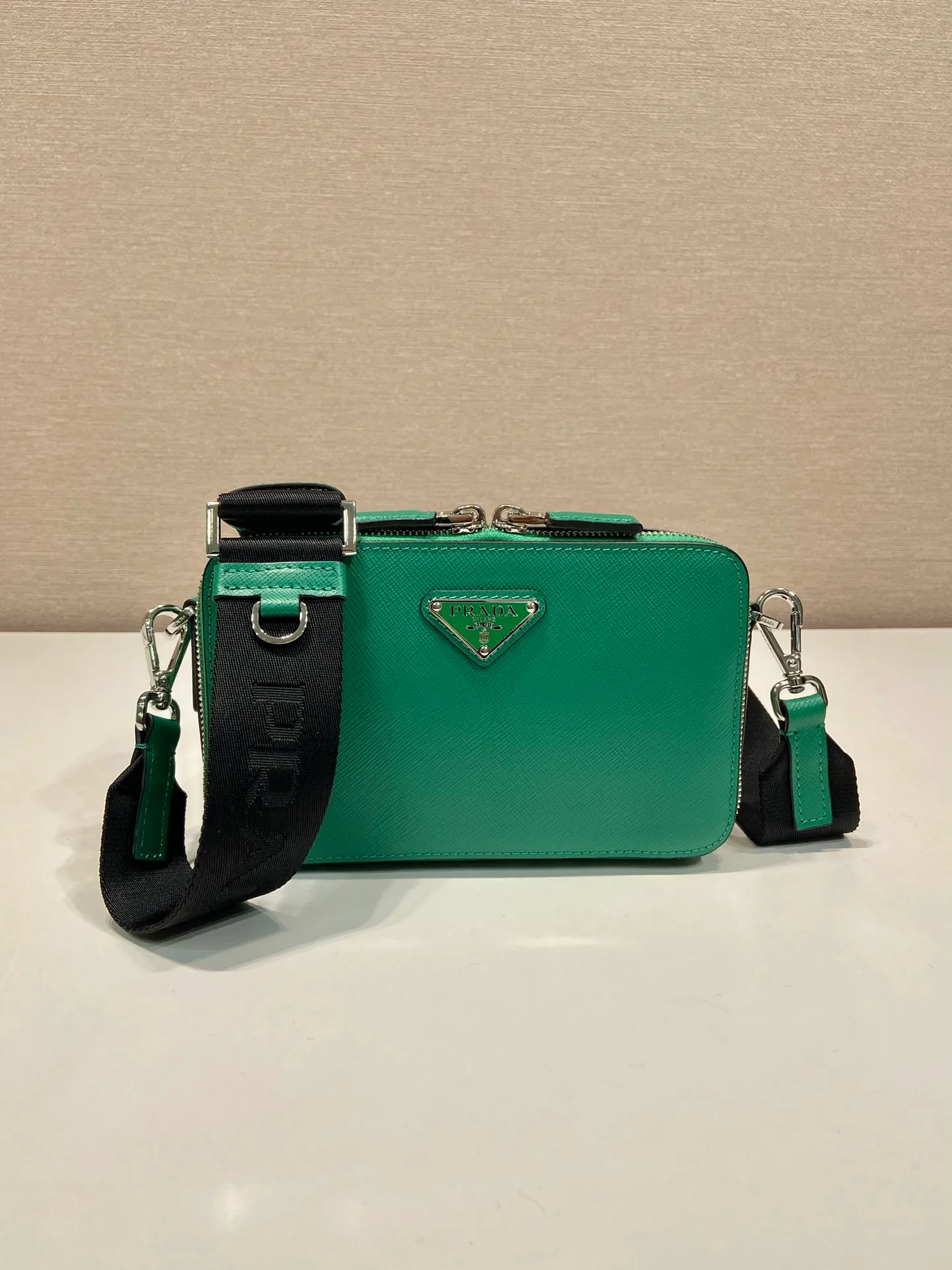💰1120🎉New Messenger Bag🎉2VH173 Cross Pattern New Color🎉👏 The outline of this 2024 Brique handbag is smooth and elegant. The unique interwoven texture of Saffiano leather and wax-scaling process add to the elegance and noble temperament. The detachable and adjustable shoulder strap features an enameled metal triangle logo for a stylish and versatile fit. It has a large capacity and is worth owning. Hurry up and get it🎉🎉Length 19x Height 11.5x Bottom 3.5cm🎉🎉👏👏
