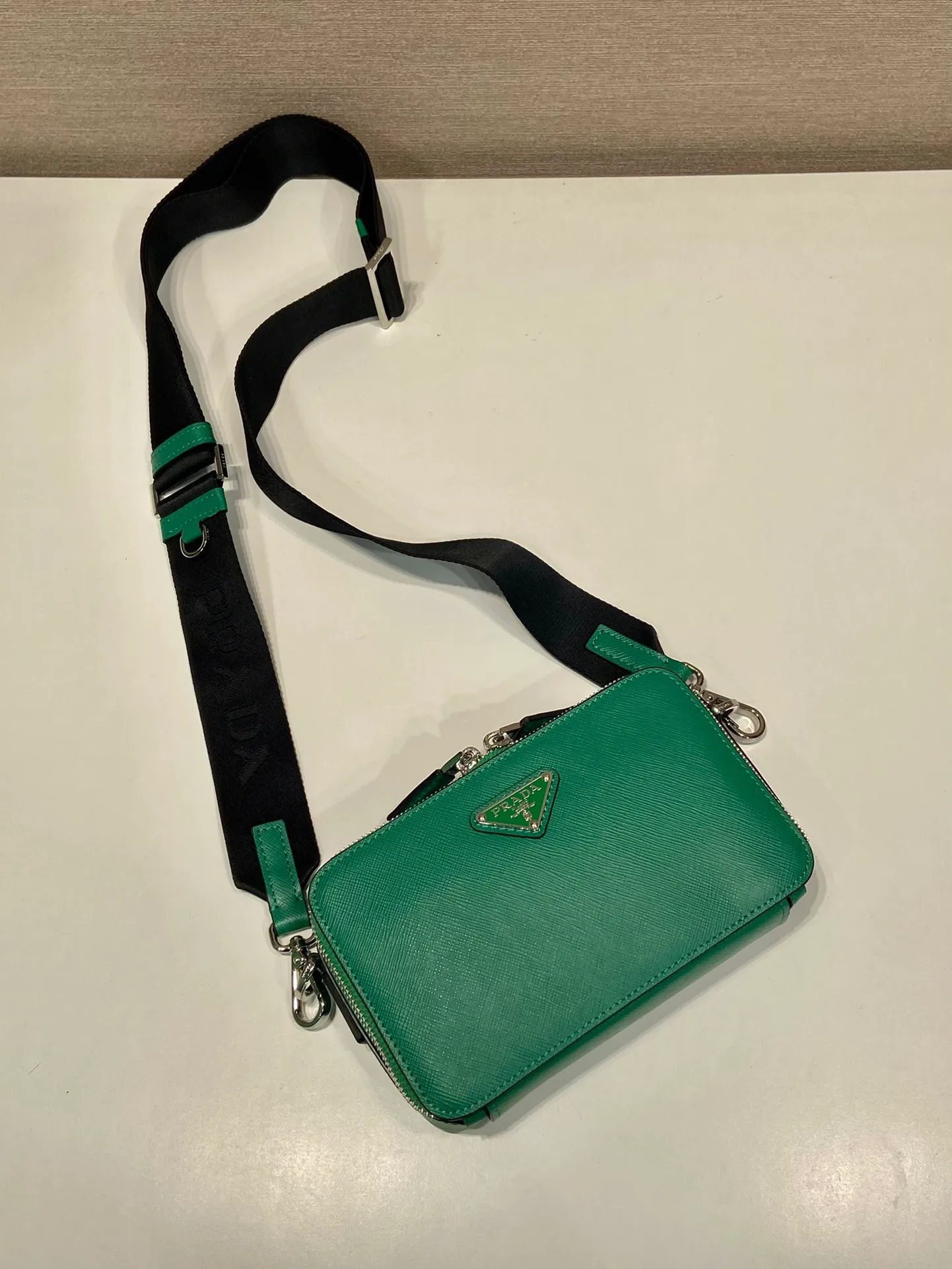 💰1120🎉New Messenger Bag🎉2VH173 Cross Pattern New Color🎉👏 The outline of this 2024 Brique handbag is smooth and elegant. The unique interwoven texture of Saffiano leather and wax-scaling process add to the elegance and noble temperament. The detachable and adjustable shoulder strap features an enameled metal triangle logo for a stylish and versatile fit. It has a large capacity and is worth owning. Hurry up and get it🎉🎉Length 19x Height 11.5x Bottom 3.5cm🎉🎉👏👏