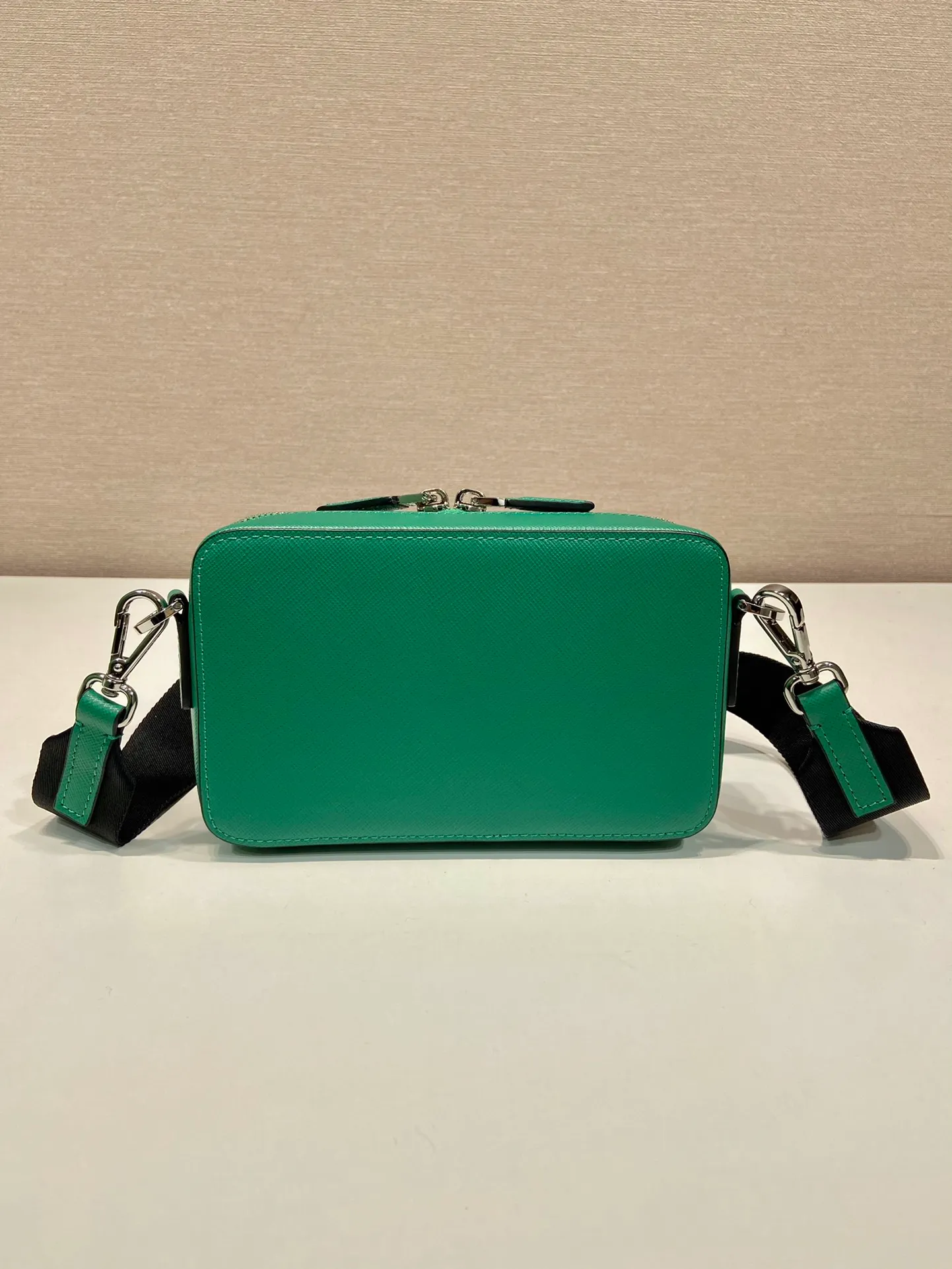 💰1120🎉New Messenger Bag🎉2VH173 Cross Pattern New Color🎉👏 The outline of this 2024 Brique handbag is smooth and elegant. The unique interwoven texture of Saffiano leather and wax-scaling process add to the elegance and noble temperament. The detachable and adjustable shoulder strap features an enameled metal triangle logo for a stylish and versatile fit. It has a large capacity and is worth owning. Hurry up and get it🎉🎉Length 19x Height 11.5x Bottom 3.5cm🎉🎉👏👏