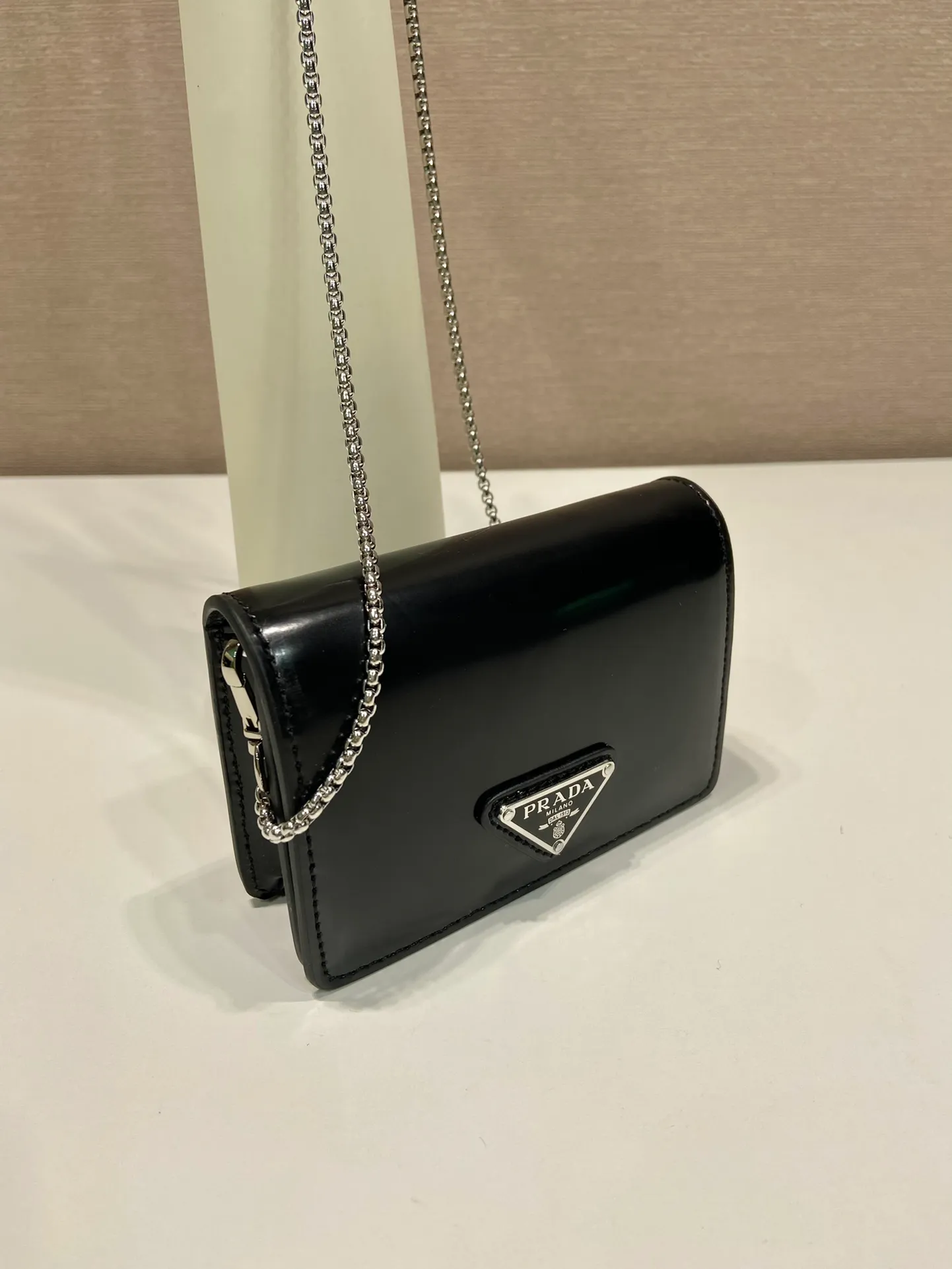 💰760🎉Glossy small bag🎉1MR024 new color🎉🎉 This bright fabric is made of fine and smooth cowhide, showing a gorgeous and functional design. My favorite is this detachable and adjustable iron shoulder strap, which can be used as a waist bag decoration😍😍 or as a necklace decoration with clothes. The triangle mark in the middle can be adjusted, giving the item a variety of ways to wear it. There is room for lipstick 💄/earphones/keys🚗....so beautiful. Worth buying 🎉🎉 Length 11.5x Height 8cm