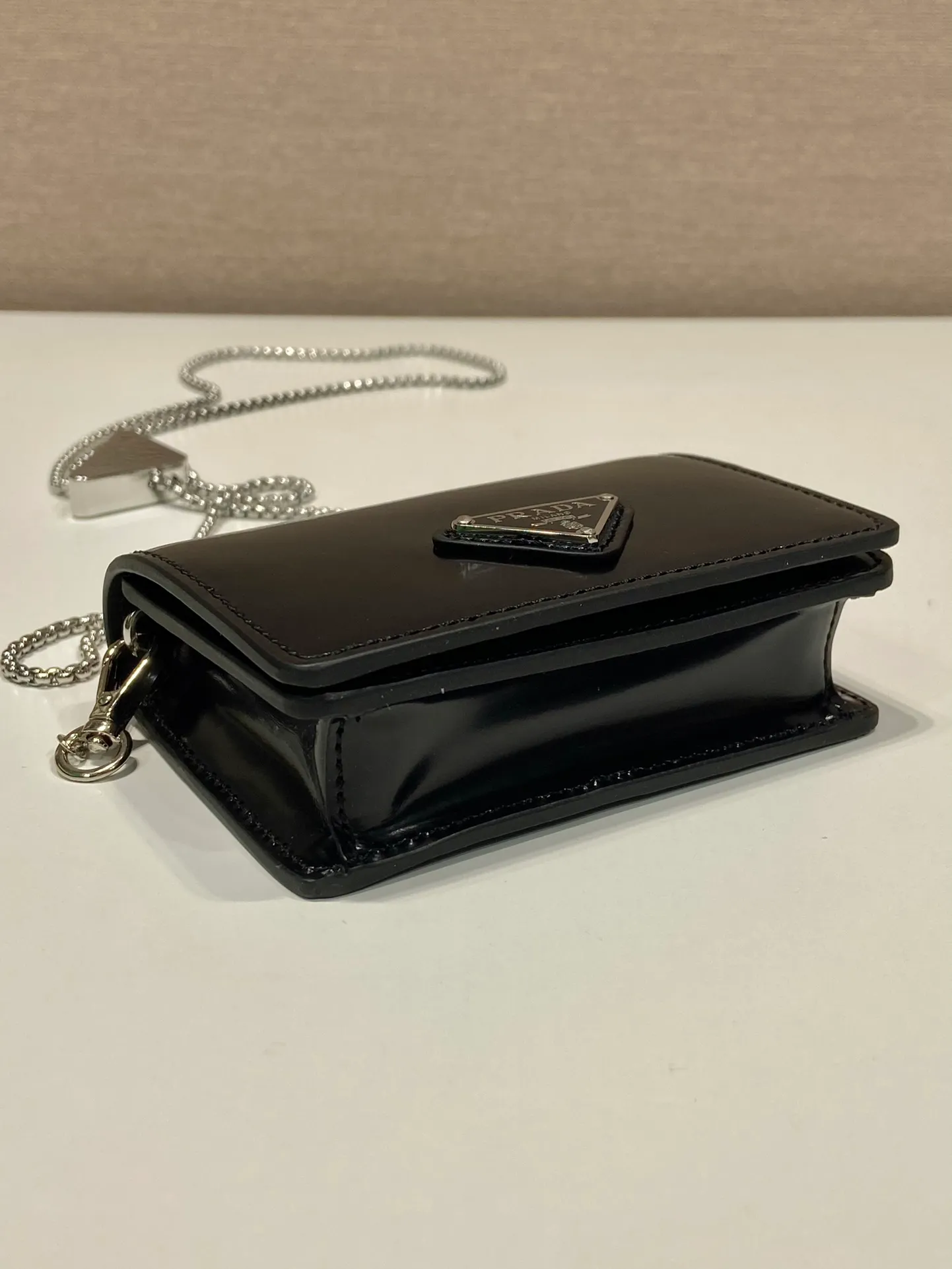 💰760🎉Glossy small bag🎉1MR024 new color🎉🎉 This bright fabric is made of fine and smooth cowhide, showing a gorgeous and functional design. My favorite is this detachable and adjustable iron shoulder strap, which can be used as a waist bag decoration😍😍 or as a necklace decoration with clothes. The triangle mark in the middle can be adjusted, giving the item a variety of ways to wear it. There is room for lipstick 💄/earphones/keys🚗....so beautiful. Worth buying 🎉🎉 Length 11.5x Height 8cm