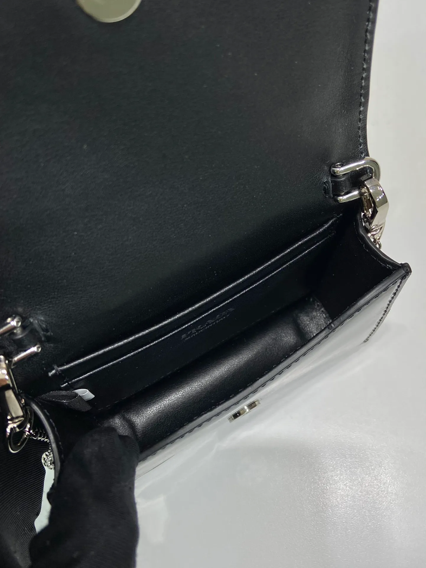 💰760🎉Glossy small bag🎉1MR024 new color🎉🎉 This bright fabric is made of fine and smooth cowhide, showing a gorgeous and functional design. My favorite is this detachable and adjustable iron shoulder strap, which can be used as a waist bag decoration😍😍 or as a necklace decoration with clothes. The triangle mark in the middle can be adjusted, giving the item a variety of ways to wear it. There is room for lipstick 💄/earphones/keys🚗....so beautiful. Worth buying 🎉🎉 Length 11.5x Height 8cm