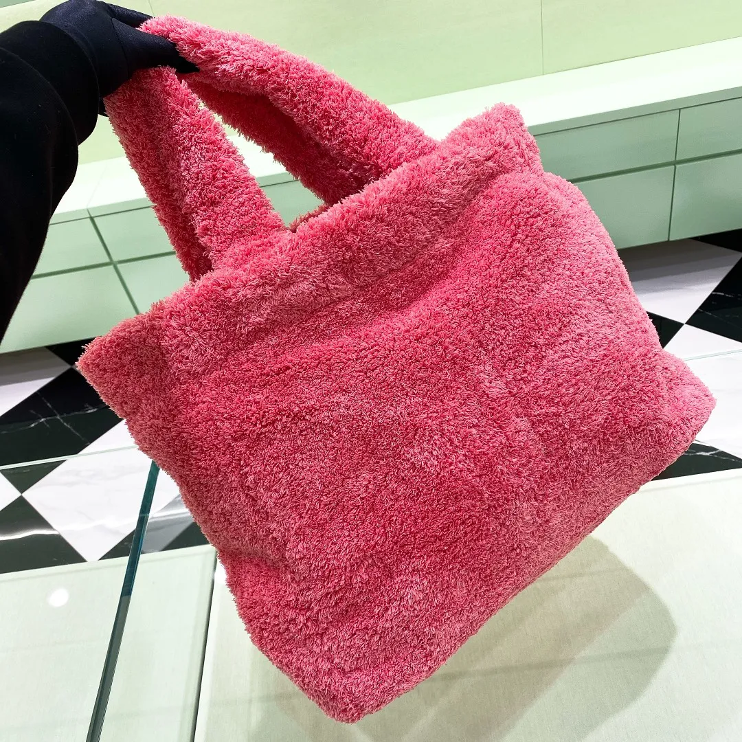 💰1160✨New product debut✨The latest terry fabric tote bag 1BG130 is made of soft terry fabric. Highly recognizable hand-embroidered design. Smart colors and fashionable charm. It is not only practical, light and beautiful. The spacious internal compartment is simply great👏 The new favorite of fashionistas. The perfect details are comparable to the brick cabinet Super 5🌟 Size: 40-34-16cm Pink