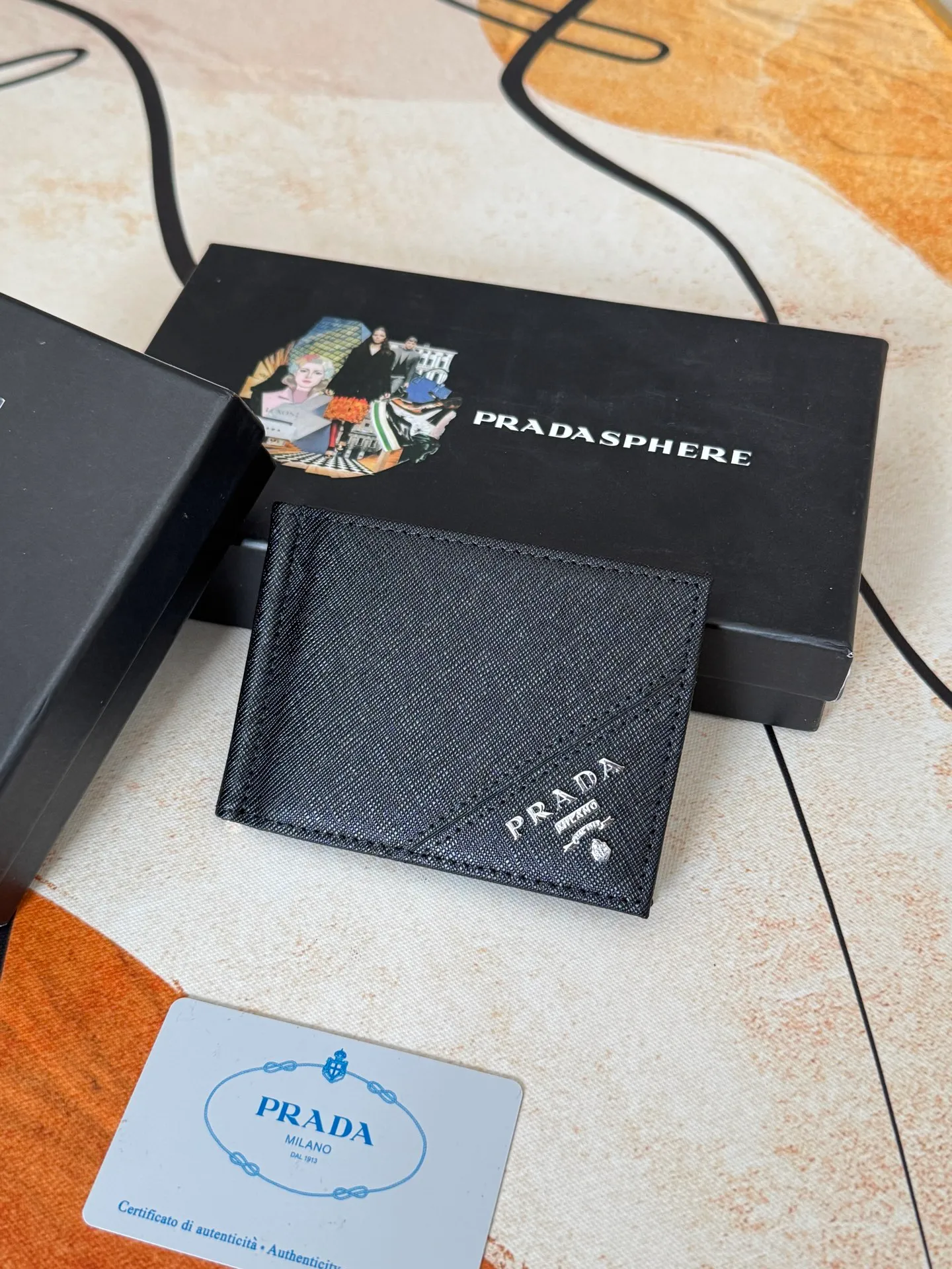 💰130💰Prada Exclusive Real Photo Dollar Bill Clip Cross-grain cowhide metal clip in the middle. Simple and easy to use. It can store money at any time and is easier to put in the trouser pocket. Model: 2MC165 - Dollar Clip Size: 12*8cm