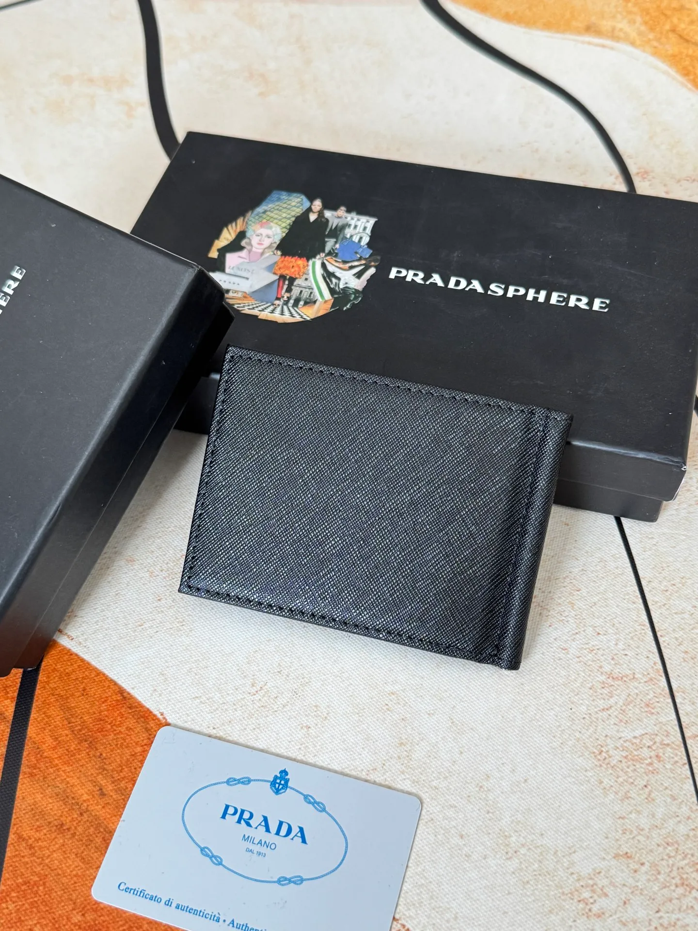 💰130💰Prada Exclusive Real Photo Dollar Bill Clip Cross-grain cowhide metal clip in the middle. Simple and easy to use. It can store money at any time and is easier to put in the trouser pocket. Model: 2MC165 - Dollar Clip Size: 12*8cm