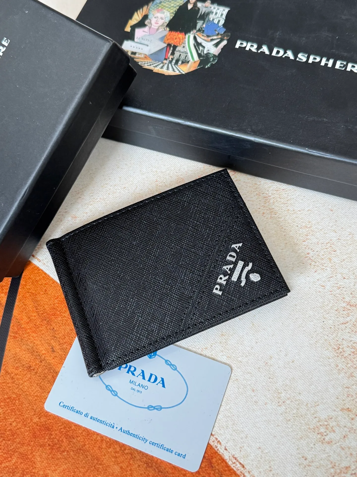 💰130💰Prada Exclusive Real Photo Dollar Bill Clip Cross-grain cowhide metal clip in the middle. Simple and easy to use. It can store money at any time and is easier to put in the trouser pocket. Model: 2MC165 - Dollar Clip Size: 12*8cm
