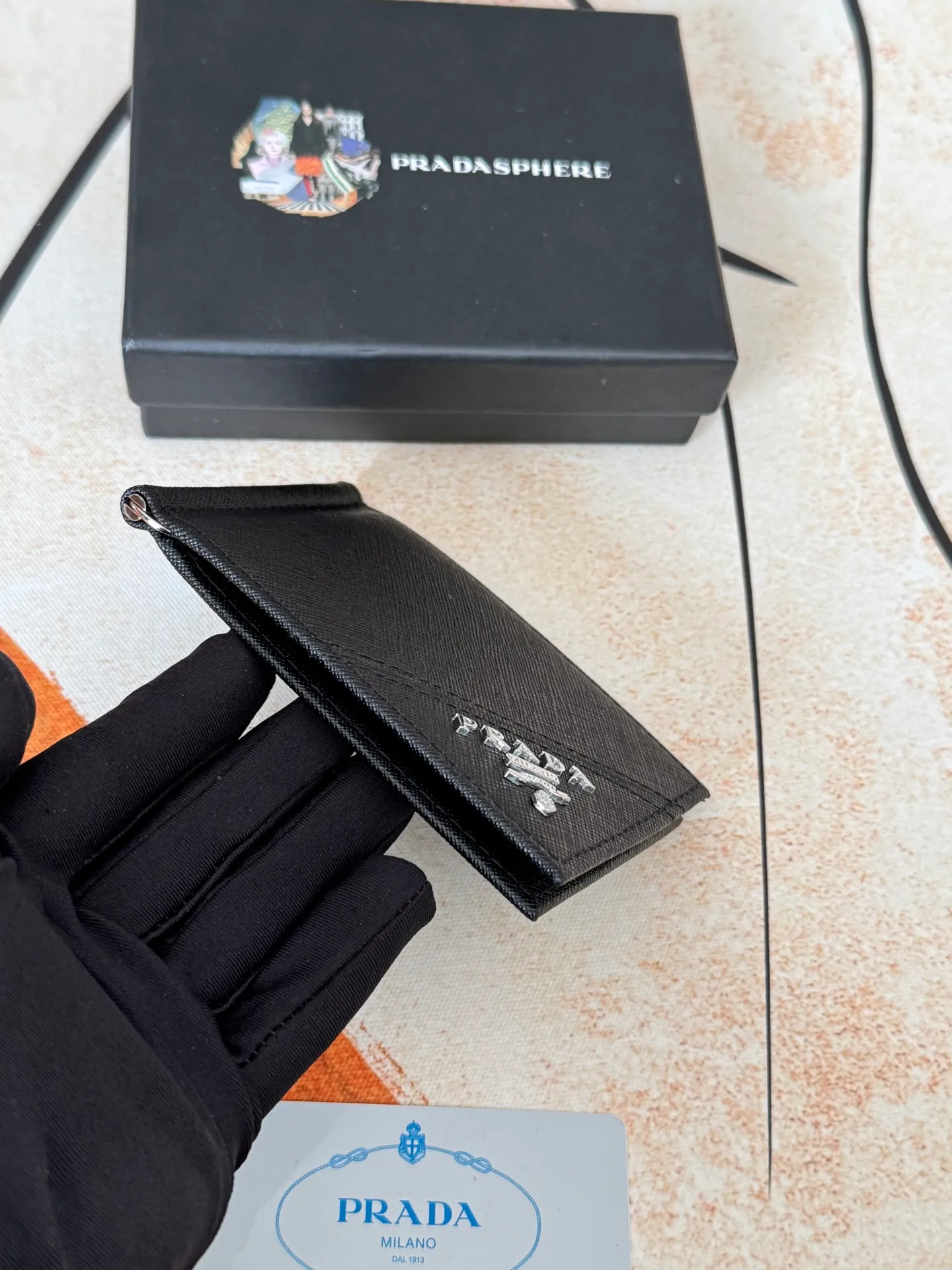 💰130💰Prada Exclusive Real Photo Dollar Bill Clip Cross-grain cowhide metal clip in the middle. Simple and easy to use. It can store money at any time and is easier to put in the trouser pocket. Model: 2MC165 - Dollar Clip Size: 12*8cm