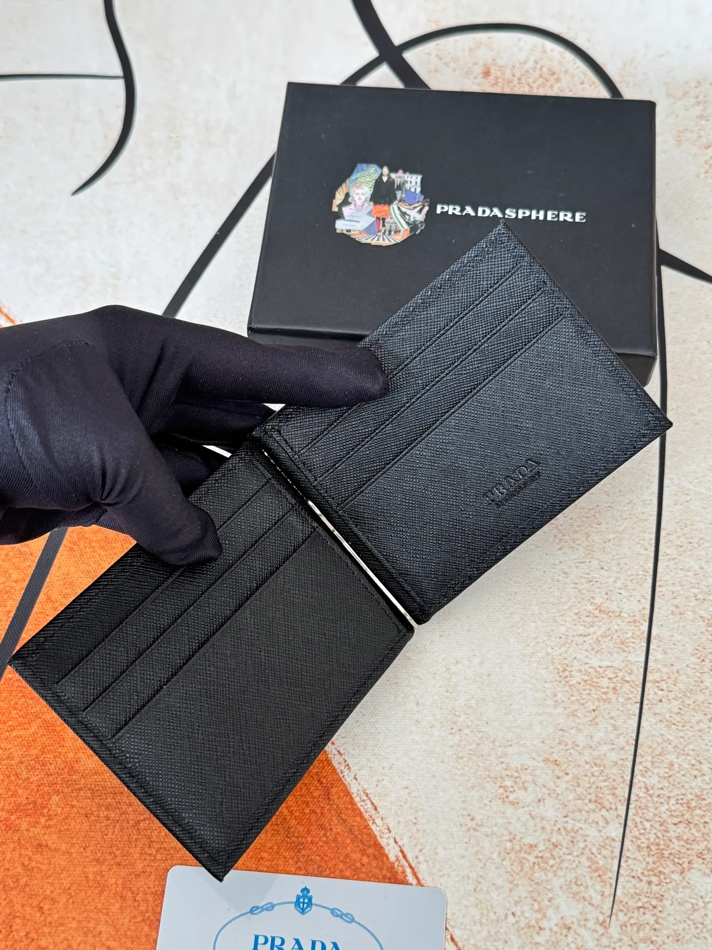 💰130💰Prada Exclusive Real Photo Dollar Bill Clip Cross-grain cowhide metal clip in the middle. Simple and easy to use. It can store money at any time and is easier to put in the trouser pocket. Model: 2MC165 - Dollar Clip Size: 12*8cm