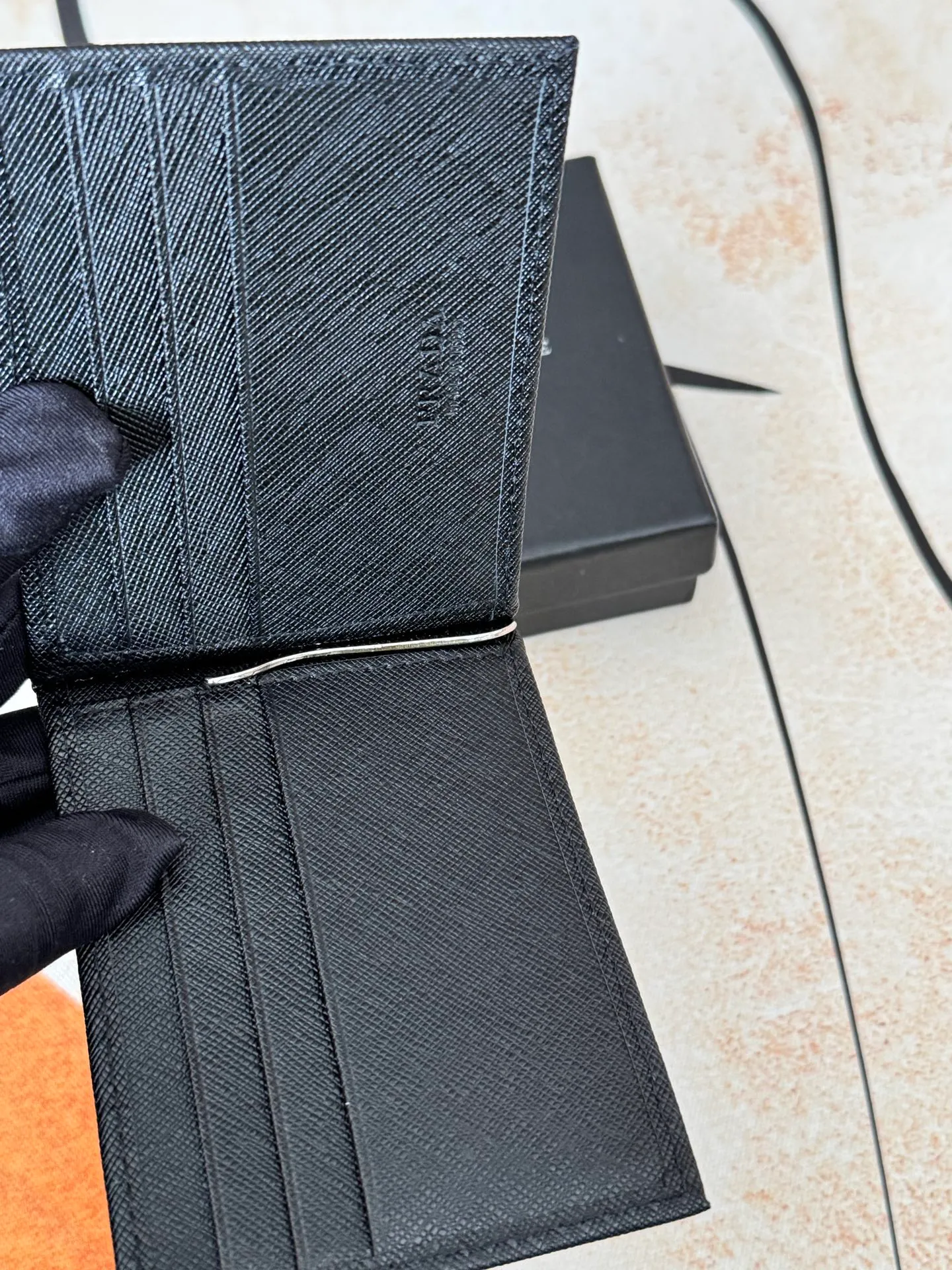 💰130💰Prada Exclusive Real Photo Dollar Bill Clip Cross-grain cowhide metal clip in the middle. Simple and easy to use. It can store money at any time and is easier to put in the trouser pocket. Model: 2MC165 - Dollar Clip Size: 12*8cm