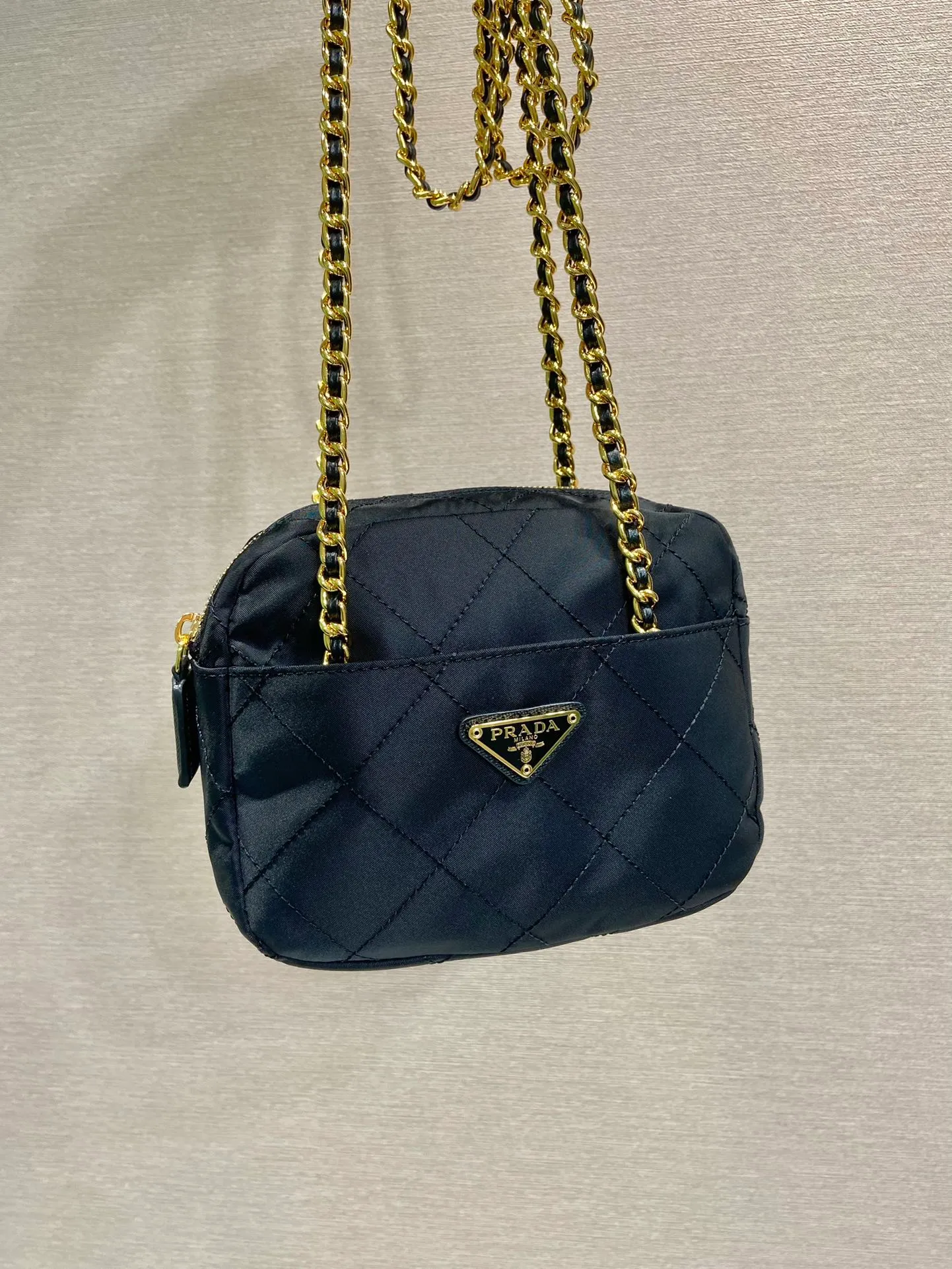 💰1020🎉Middle-aged cross-body bag🎉1BD632🎉🎉 This Vintage middle-aged chain diamond hobo bag has a great design👏👏 Purely handmade nylon rhombus design, can be worn on one shoulder, across the body, or carried on the street. The imported black gold chain is really the eternal theme of vintage😘😘It is simple and elegant, and the capacity is very large👍The upper body is particularly trendy, versatile and fashionable. No matter casual or formal, they all have a stable temperament. Hurry up and get it🙊I love this second-hand hobo bag😘😘Length 19xH14xClothing 6cm