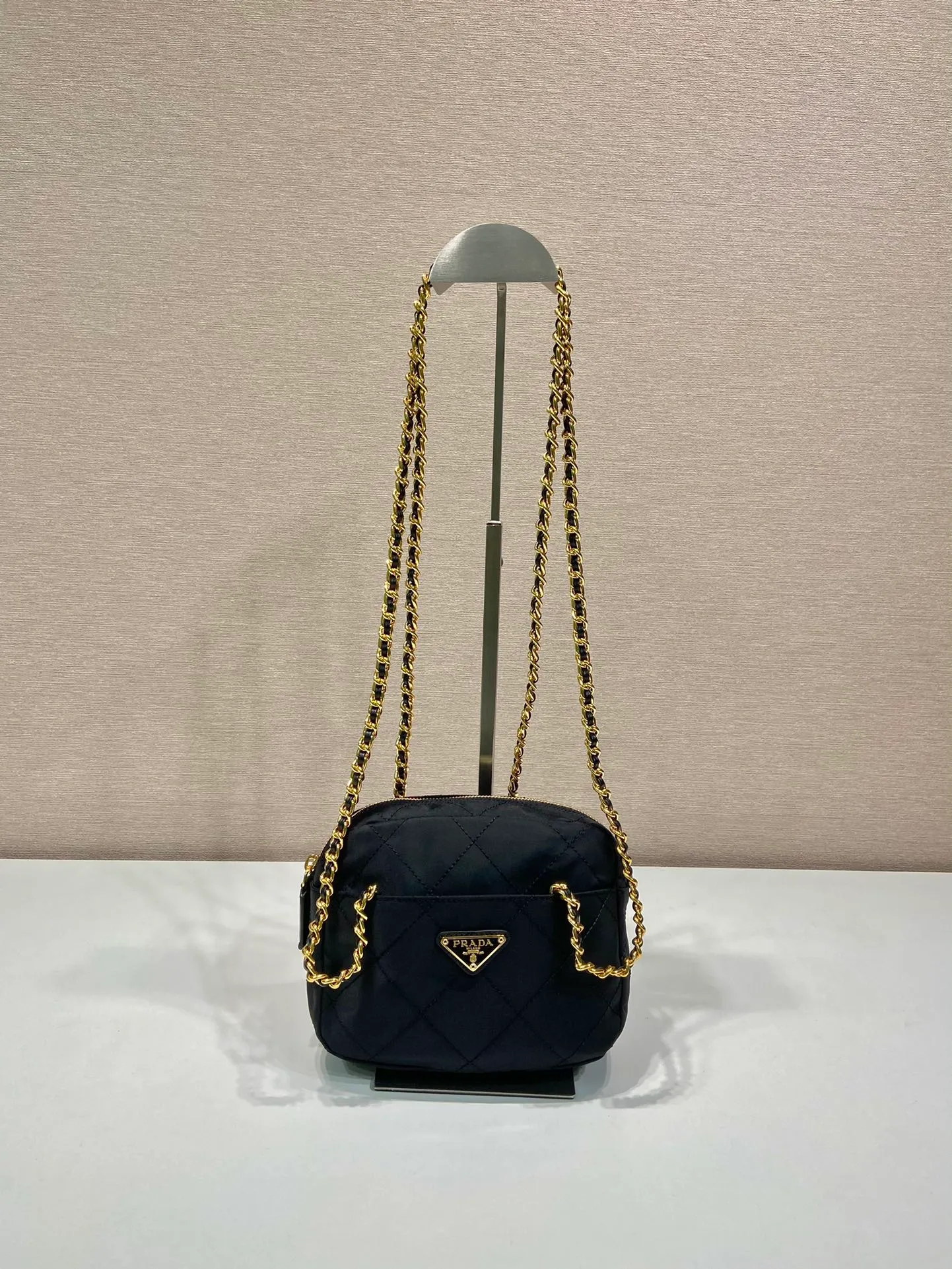 💰1020🎉Middle-aged cross-body bag🎉1BD632🎉🎉 This Vintage middle-aged chain diamond hobo bag has a great design👏👏 Purely handmade nylon rhombus design, can be worn on one shoulder, across the body, or carried on the street. The imported black gold chain is really the eternal theme of vintage😘😘It is simple and elegant, and the capacity is very large👍The upper body is particularly trendy, versatile and fashionable. No matter casual or formal, they all have a stable temperament. Hurry up and get it🙊I love this second-hand hobo bag😘😘Length 19xH14xClothing 6cm