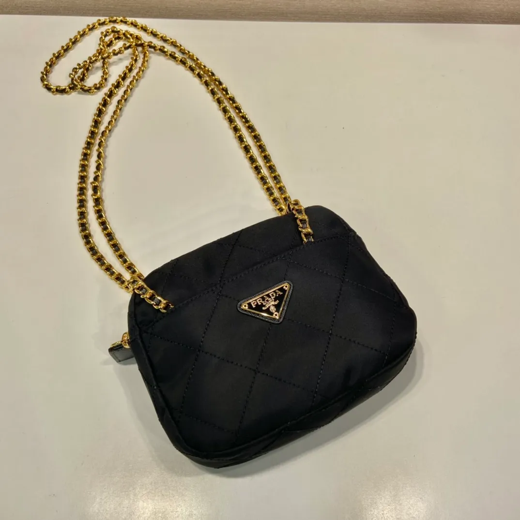 💰1020🎉Middle-aged cross-body bag🎉1BD632🎉🎉 This Vintage middle-aged chain diamond hobo bag has a great design👏👏 Purely handmade nylon rhombus design, can be worn on one shoulder, across the body, or carried on the street. The imported black gold chain is really the eternal theme of vintage😘😘It is simple and elegant, and the capacity is very large👍The upper body is particularly trendy, versatile and fashionable. No matter casual or formal, they all have a stable temperament. Hurry up and get it🙊I love this second-hand hobo bag😘😘Length 19xH14xClothing 6cm