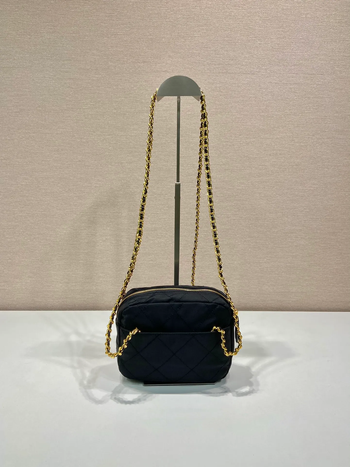 💰1020🎉Middle-aged cross-body bag🎉1BD632🎉🎉 This Vintage middle-aged chain diamond hobo bag has a great design👏👏 Purely handmade nylon rhombus design, can be worn on one shoulder, across the body, or carried on the street. The imported black gold chain is really the eternal theme of vintage😘😘It is simple and elegant, and the capacity is very large👍The upper body is particularly trendy, versatile and fashionable. No matter casual or formal, they all have a stable temperament. Hurry up and get it🙊I love this second-hand hobo bag😘😘Length 19xH14xClothing 6cm