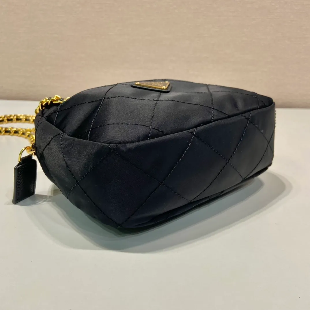 💰1020🎉Middle-aged cross-body bag🎉1BD632🎉🎉 This Vintage middle-aged chain diamond hobo bag has a great design👏👏 Purely handmade nylon rhombus design, can be worn on one shoulder, across the body, or carried on the street. The imported black gold chain is really the eternal theme of vintage😘😘It is simple and elegant, and the capacity is very large👍The upper body is particularly trendy, versatile and fashionable. No matter casual or formal, they all have a stable temperament. Hurry up and get it🙊I love this second-hand hobo bag😘😘Length 19xH14xClothing 6cm
