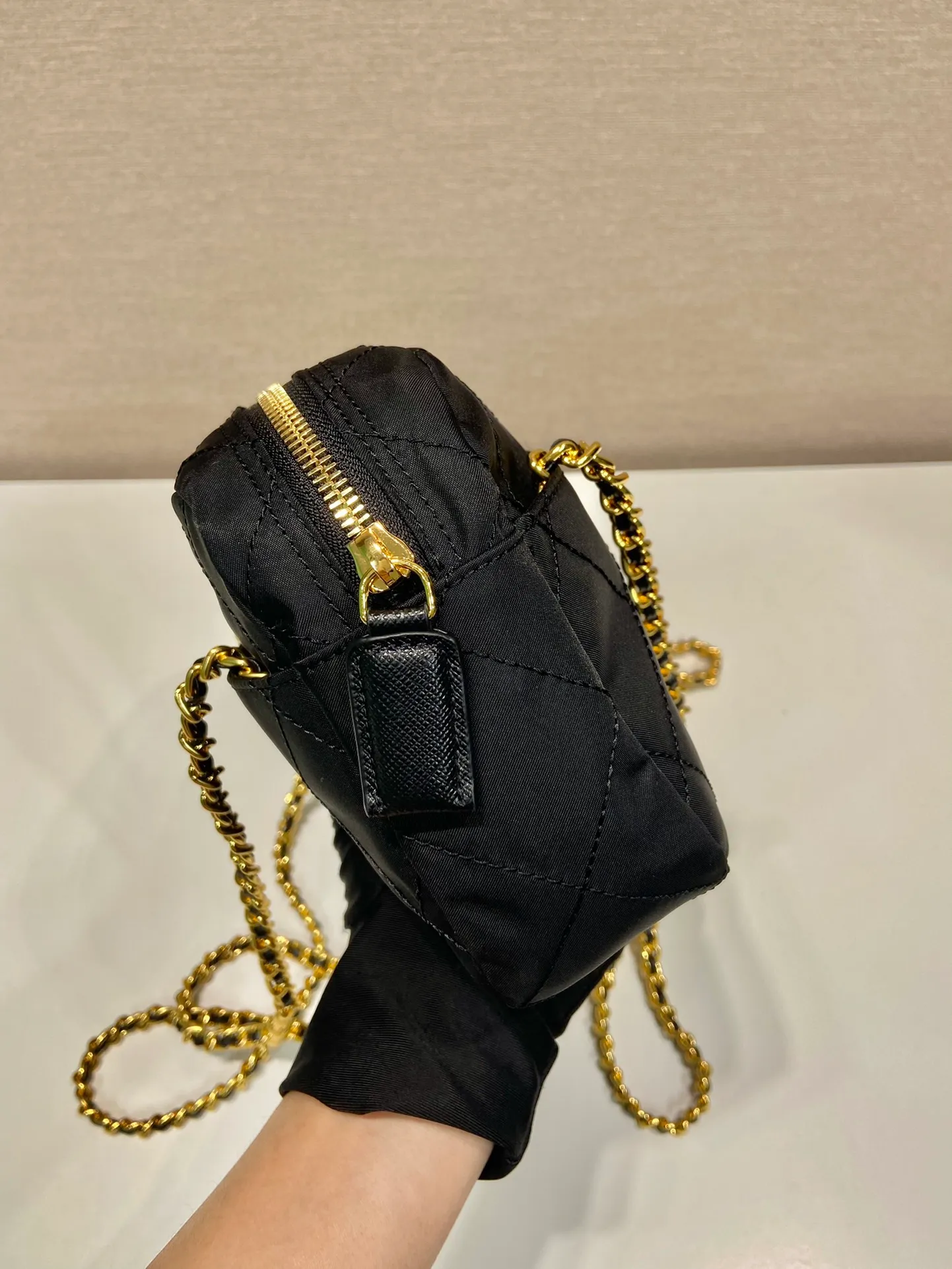 💰1020🎉Middle-aged cross-body bag🎉1BD632🎉🎉 This Vintage middle-aged chain diamond hobo bag has a great design👏👏 Purely handmade nylon rhombus design, can be worn on one shoulder, across the body, or carried on the street. The imported black gold chain is really the eternal theme of vintage😘😘It is simple and elegant, and the capacity is very large👍The upper body is particularly trendy, versatile and fashionable. No matter casual or formal, they all have a stable temperament. Hurry up and get it🙊I love this second-hand hobo bag😘😘Length 19xH14xClothing 6cm