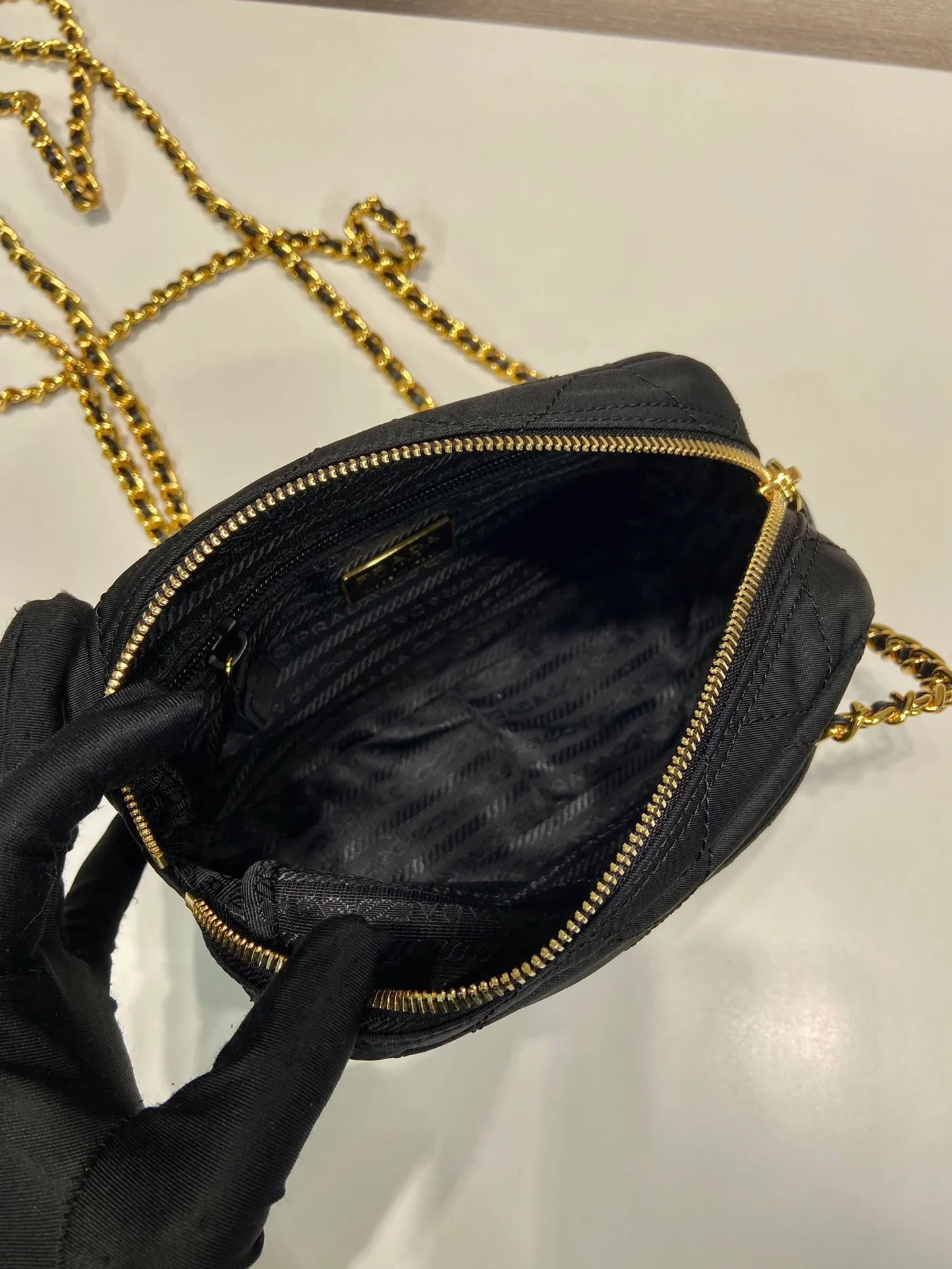 💰1020🎉Middle-aged cross-body bag🎉1BD632🎉🎉 This Vintage middle-aged chain diamond hobo bag has a great design👏👏 Purely handmade nylon rhombus design, can be worn on one shoulder, across the body, or carried on the street. The imported black gold chain is really the eternal theme of vintage😘😘It is simple and elegant, and the capacity is very large👍The upper body is particularly trendy, versatile and fashionable. No matter casual or formal, they all have a stable temperament. Hurry up and get it🙊I love this second-hand hobo bag😘😘Length 19xH14xClothing 6cm