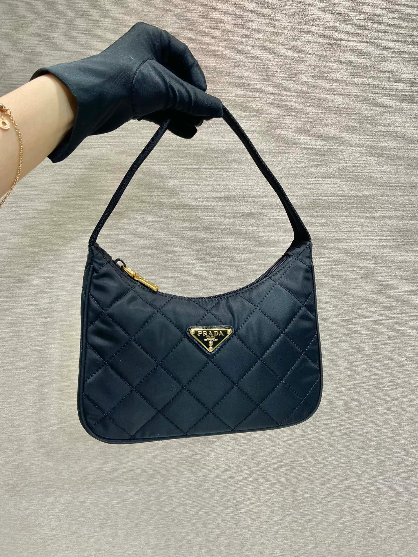 💰760🎉New diamond Hobo🎉1NE515A🎉 This underarm diamond Hobo is made of imported nylon fabric and triangular diamond stitch design. It looks particularly noble and elegant. Super simple and eye-catching👏👏, lightweight/easy to wear/easy to wear/fashionable/underarm bag🎉🎉, can be carried by hand/shoulder, super beautiful👏👏 Baby, hurry up and get it, it is another timeless and popular style🎉🎉 Length 23x height 17x base 5.5cm