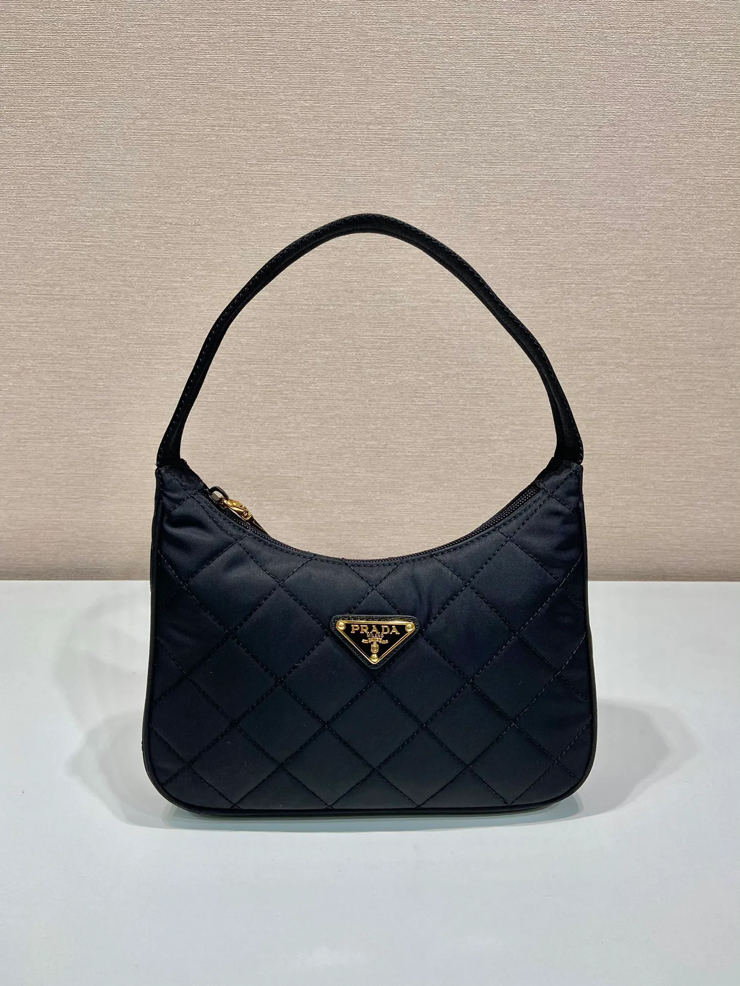 💰760🎉New diamond Hobo🎉1NE515A🎉 This underarm diamond Hobo is made of imported nylon fabric and triangular diamond stitch design. It looks particularly noble and elegant. Super simple and eye-catching👏👏, lightweight/easy to wear/easy to wear/fashionable/underarm bag🎉🎉, can be carried by hand/shoulder, super beautiful👏👏 Baby, hurry up and get it, it is another timeless and popular style🎉🎉 Length 23x height 17x base 5.5cm
