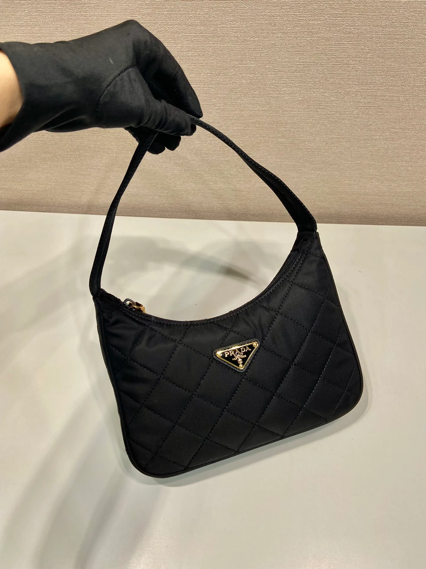 💰760🎉New diamond Hobo🎉1NE515A🎉 This underarm diamond Hobo is made of imported nylon fabric and triangular diamond stitch design. It looks particularly noble and elegant. Super simple and eye-catching👏👏, lightweight/easy to wear/easy to wear/fashionable/underarm bag🎉🎉, can be carried by hand/shoulder, super beautiful👏👏 Baby, hurry up and get it, it is another timeless and popular style🎉🎉 Length 23x height 17x base 5.5cm