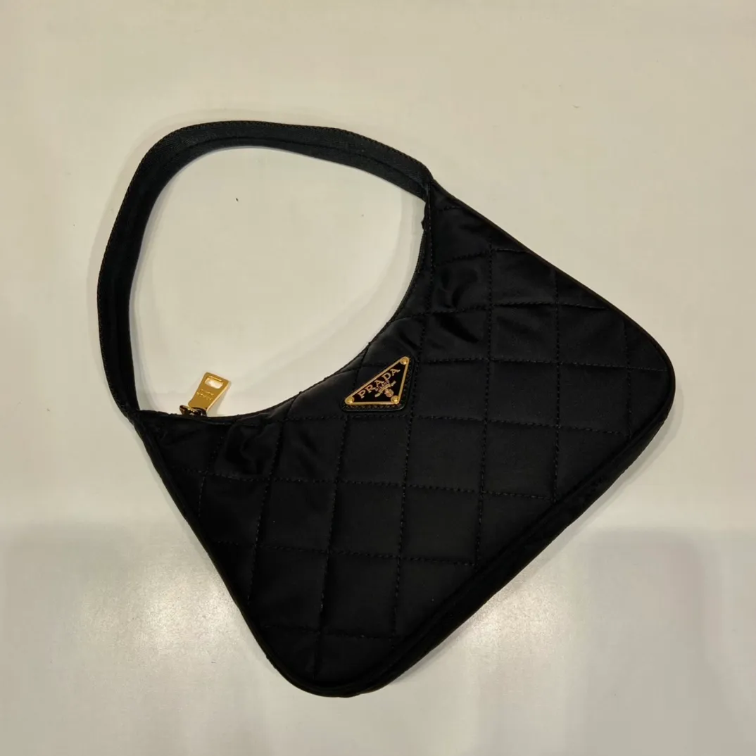 💰760🎉New diamond Hobo🎉1NE515A🎉 This underarm diamond Hobo is made of imported nylon fabric and triangular diamond stitch design. It looks particularly noble and elegant. Super simple and eye-catching👏👏, lightweight/easy to wear/easy to wear/fashionable/underarm bag🎉🎉, can be carried by hand/shoulder, super beautiful👏👏 Baby, hurry up and get it, it is another timeless and popular style🎉🎉 Length 23x height 17x base 5.5cm