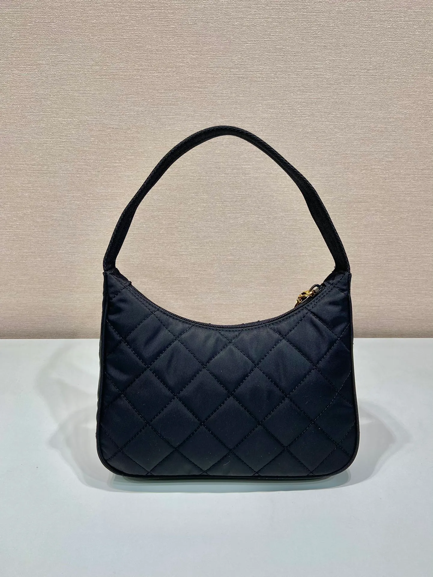 💰760🎉New diamond Hobo🎉1NE515A🎉 This underarm diamond Hobo is made of imported nylon fabric and triangular diamond stitch design. It looks particularly noble and elegant. Super simple and eye-catching👏👏, lightweight/easy to wear/easy to wear/fashionable/underarm bag🎉🎉, can be carried by hand/shoulder, super beautiful👏👏 Baby, hurry up and get it, it is another timeless and popular style🎉🎉 Length 23x height 17x base 5.5cm