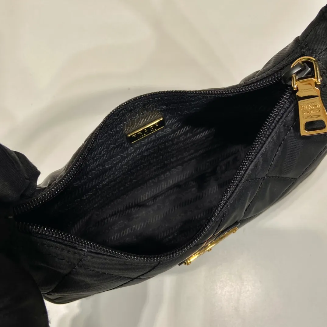 💰760🎉New diamond Hobo🎉1NE515A🎉 This underarm diamond Hobo is made of imported nylon fabric and triangular diamond stitch design. It looks particularly noble and elegant. Super simple and eye-catching👏👏, lightweight/easy to wear/easy to wear/fashionable/underarm bag🎉🎉, can be carried by hand/shoulder, super beautiful👏👏 Baby, hurry up and get it, it is another timeless and popular style🎉🎉 Length 23x height 17x base 5.5cm