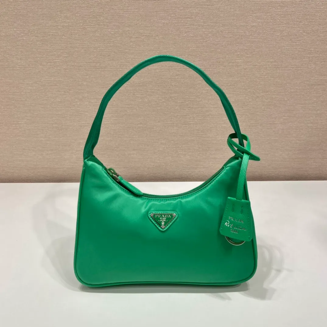 💰660🔥Original quality👍👍1NE515 moon-shaped second-hand bag, made of imported original parachute fabric, lightweight and practical Hobo armpit bag, super simple and eye-catching👍👍, small/light/fitable/easy to wear/fashionable armpit bag, and can be carried by hand, super easy to use😍😍. It is currently the most popular bag among celebrities, aren’t you excited😜😜, ladies, hurry up, length 23x height 13x bottom 5cm👏👏👏