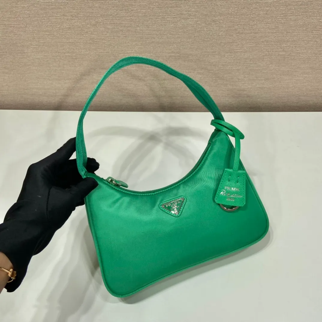💰660🔥Original quality👍👍1NE515 moon-shaped second-hand bag, made of imported original parachute fabric, lightweight and practical Hobo armpit bag, super simple and eye-catching👍👍, small/light/fitable/easy to wear/fashionable armpit bag, and can be carried by hand, super easy to use😍😍. It is currently the most popular bag among celebrities, aren’t you excited😜😜, ladies, hurry up, length 23x height 13x bottom 5cm👏👏👏