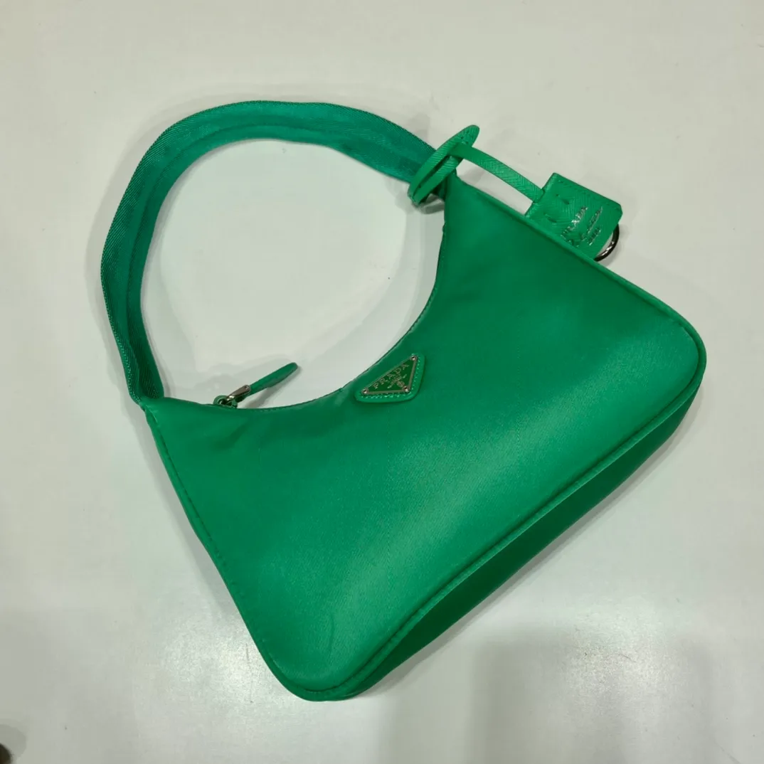 💰660🔥Original quality👍👍1NE515 moon-shaped second-hand bag, made of imported original parachute fabric, lightweight and practical Hobo armpit bag, super simple and eye-catching👍👍, small/light/fitable/easy to wear/fashionable armpit bag, and can be carried by hand, super easy to use😍😍. It is currently the most popular bag among celebrities, aren’t you excited😜😜, ladies, hurry up, length 23x height 13x bottom 5cm👏👏👏