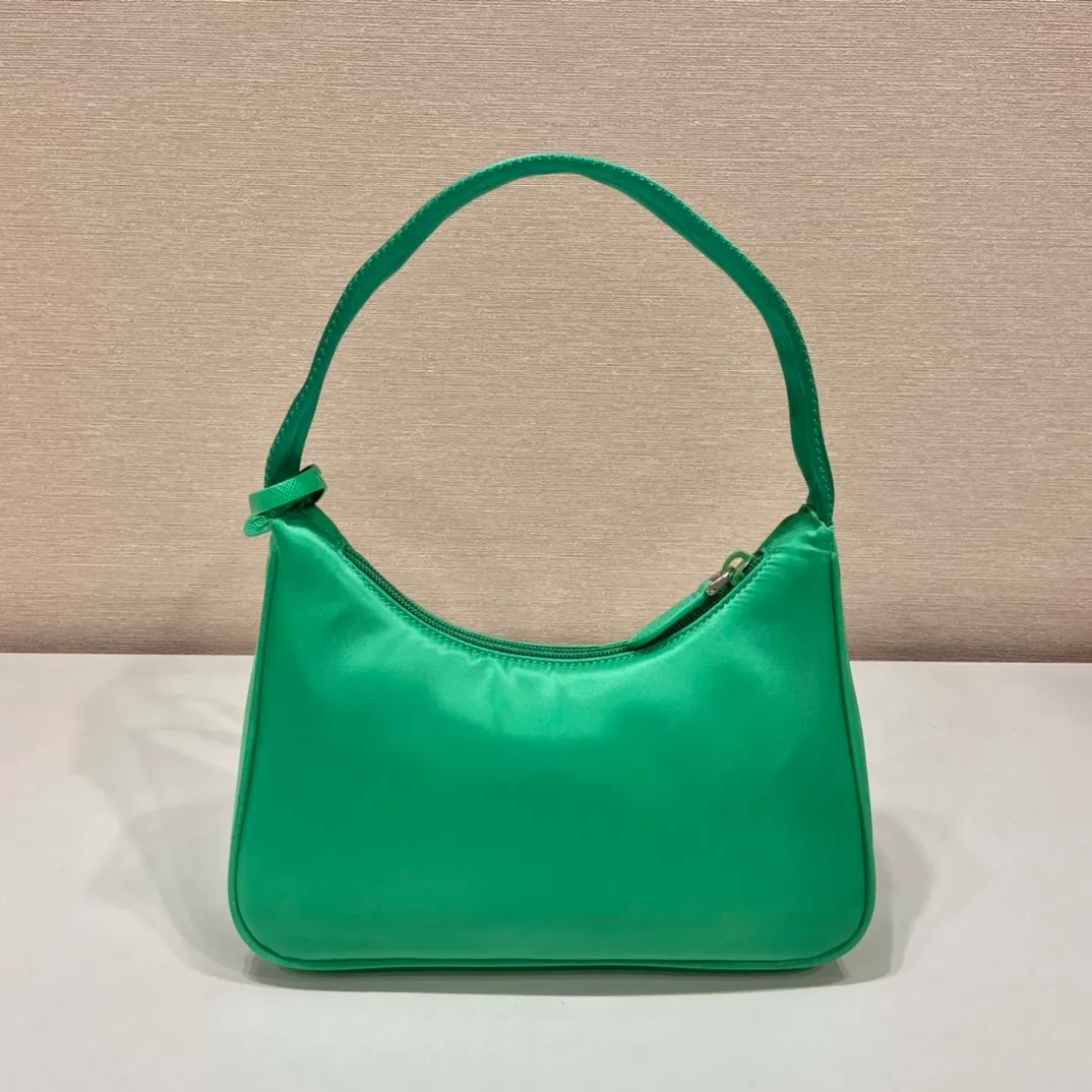 💰660🔥Original quality👍👍1NE515 moon-shaped second-hand bag, made of imported original parachute fabric, lightweight and practical Hobo armpit bag, super simple and eye-catching👍👍, small/light/fitable/easy to wear/fashionable armpit bag, and can be carried by hand, super easy to use😍😍. It is currently the most popular bag among celebrities, aren’t you excited😜😜, ladies, hurry up, length 23x height 13x bottom 5cm👏👏👏