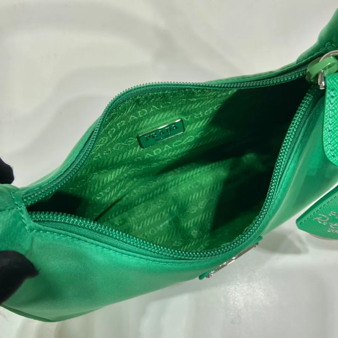 💰660🔥Original quality👍👍1NE515 moon-shaped second-hand bag, made of imported original parachute fabric, lightweight and practical Hobo armpit bag, super simple and eye-catching👍👍, small/light/fitable/easy to wear/fashionable armpit bag, and can be carried by hand, super easy to use😍😍. It is currently the most popular bag among celebrities, aren’t you excited😜😜, ladies, hurry up, length 23x height 13x bottom 5cm👏👏👏