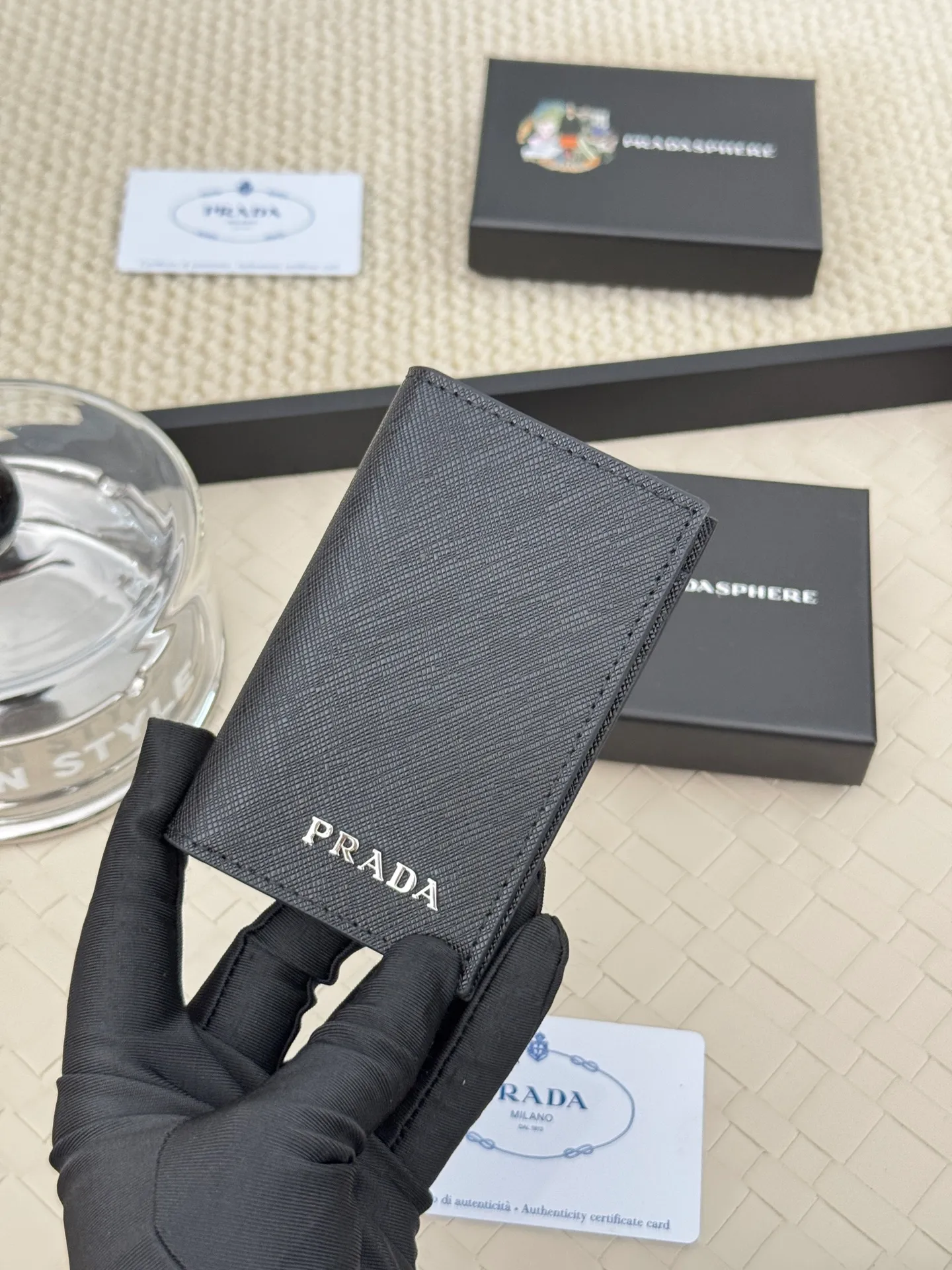💰120 prada cross pattern unisex card holder, can be placed in pockets, bags, and can be held in hand, made of cross pattern imported calfskin, pocket card holder, can hold change, 6 card slots, simple and elegant fashion trend. Model 2MC101, color as shown in the picture, size 11×7cm,