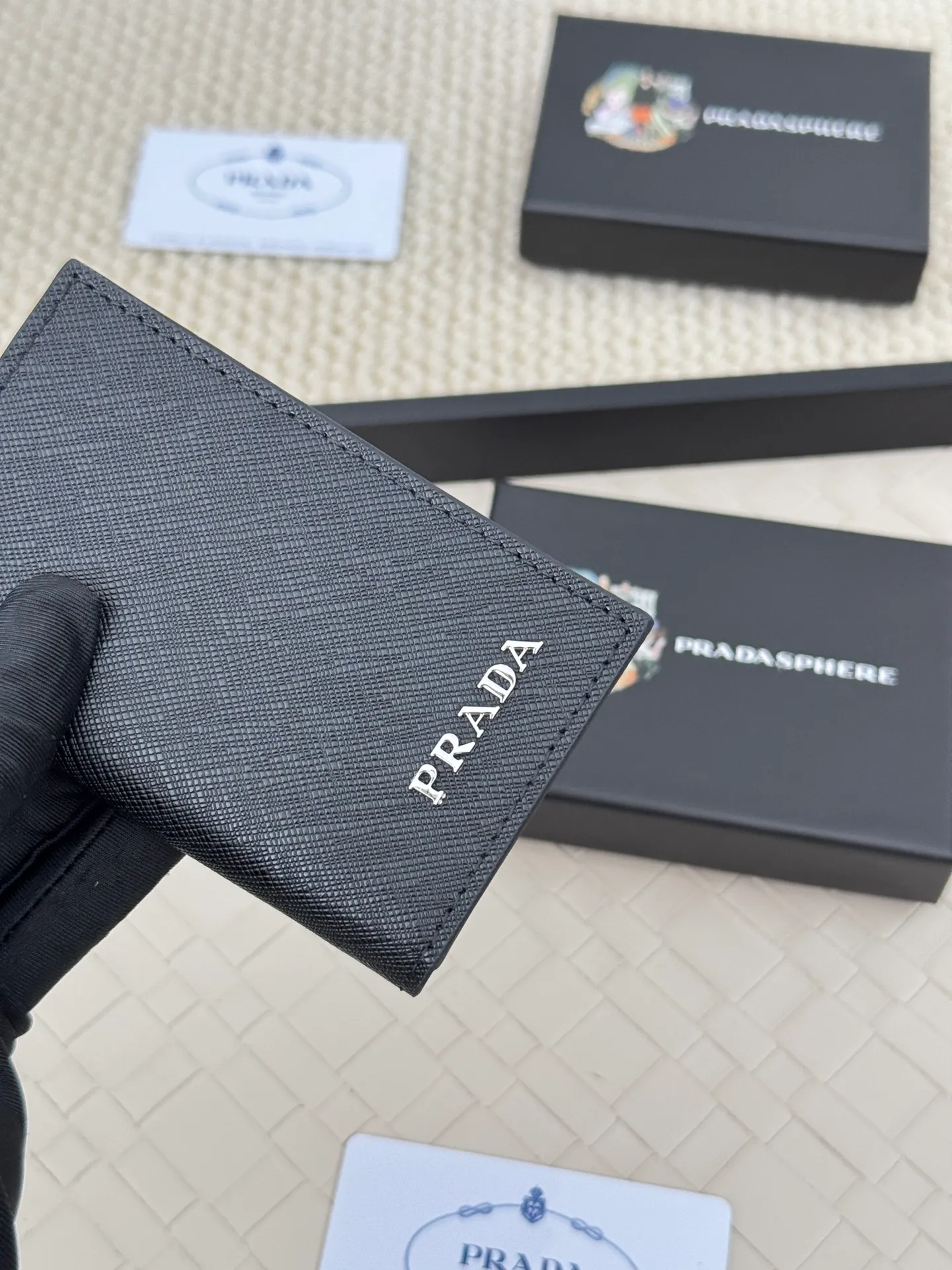 💰120 prada cross pattern unisex card holder, can be placed in pockets, bags, and can be held in hand, made of cross pattern imported calfskin, pocket card holder, can hold change, 6 card slots, simple and elegant fashion trend. Model 2MC101, color as shown in the picture, size 11×7cm,