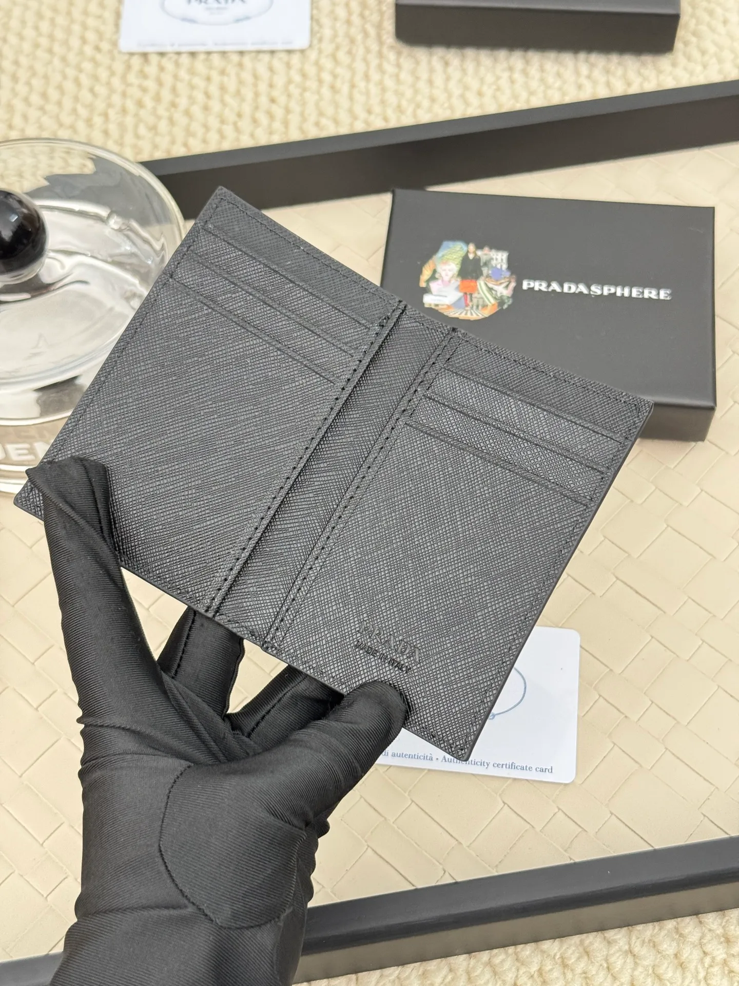💰120 prada cross pattern unisex card holder, can be placed in pockets, bags, and can be held in hand, made of cross pattern imported calfskin, pocket card holder, can hold change, 6 card slots, simple and elegant fashion trend. Model 2MC101, color as shown in the picture, size 11×7cm,