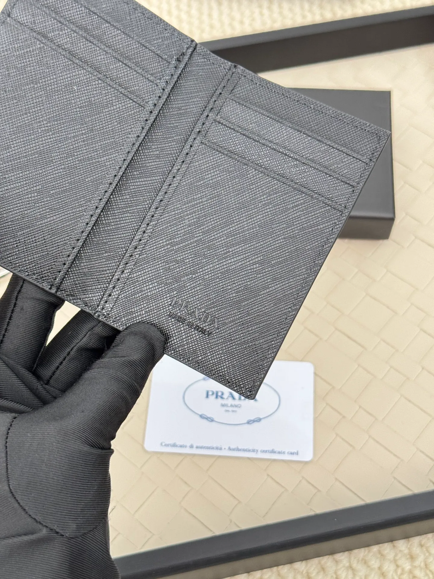 💰120 prada cross pattern unisex card holder, can be placed in pockets, bags, and can be held in hand, made of cross pattern imported calfskin, pocket card holder, can hold change, 6 card slots, simple and elegant fashion trend. Model 2MC101, color as shown in the picture, size 11×7cm,