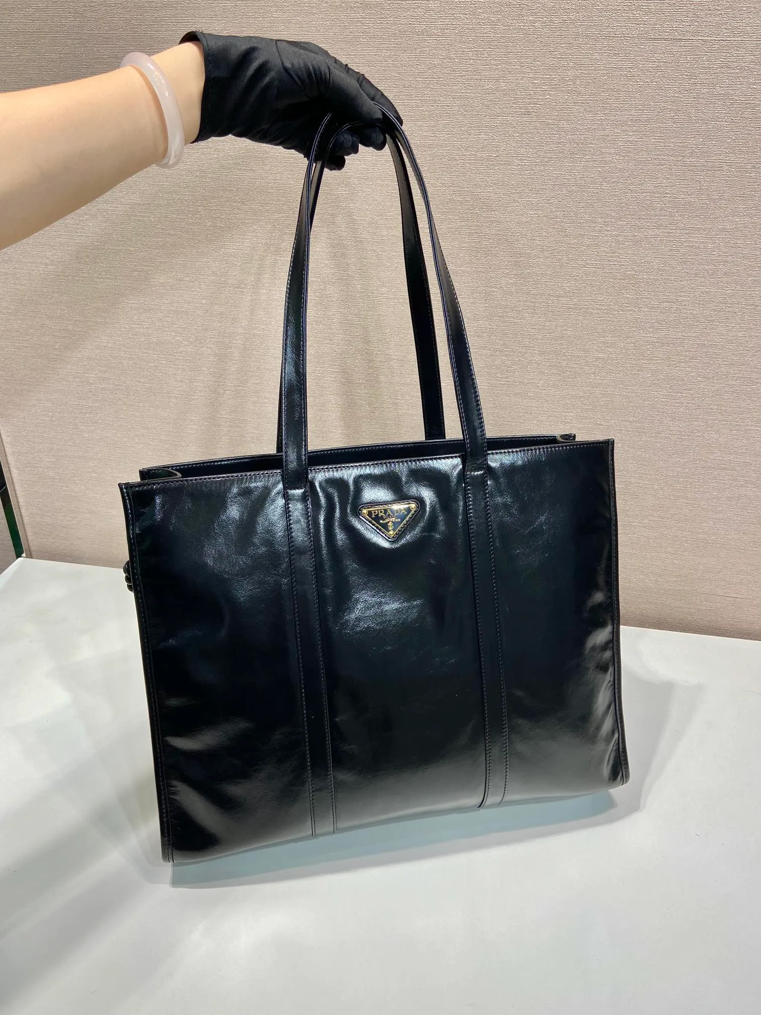 💰1760🎉Oil wax tote bag🎉1BG460🎉🎉 This tote bag is made of imported wax leather. The shiny color exudes a classic atmosphere. It can be carried on the shoulder or in the hand. It has a very large capacity and is easy to use. It is definitely a must-have for fashionistas. Hurry up and take this retro plaid tote bag home! Length 38x Height 30x Bottom 12cm🎉🎉🎉👏👏👏 Length 39x Height 30x Bottom 10cm