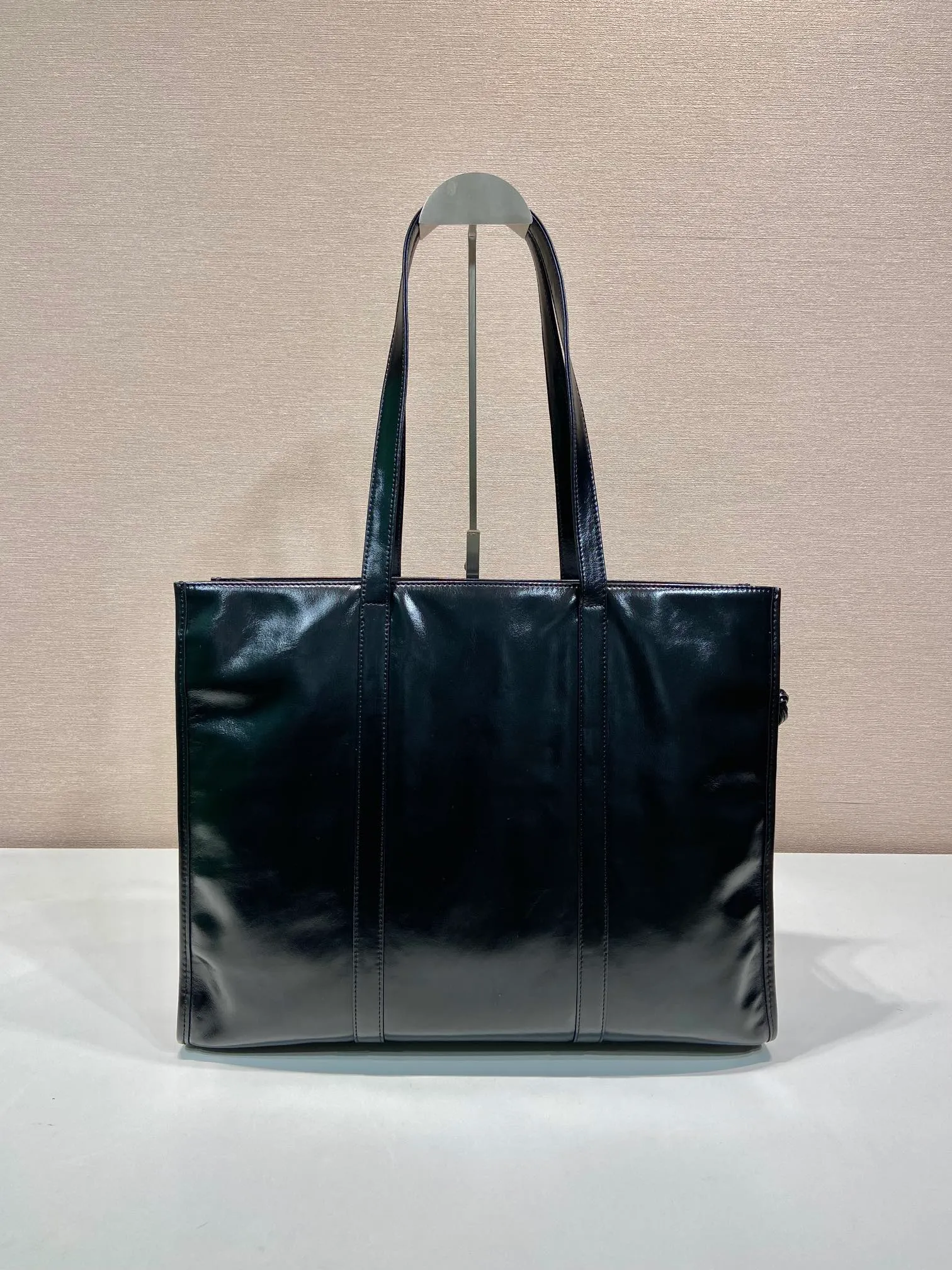 💰1760🎉Oil wax tote bag🎉1BG460🎉🎉 This tote bag is made of imported wax leather. The shiny color exudes a classic atmosphere. It can be carried on the shoulder or in the hand. It has a very large capacity and is easy to use. It is definitely a must-have for fashionistas. Hurry up and take this retro plaid tote bag home! Length 38x Height 30x Bottom 12cm🎉🎉🎉👏👏👏 Length 39x Height 30x Bottom 10cm