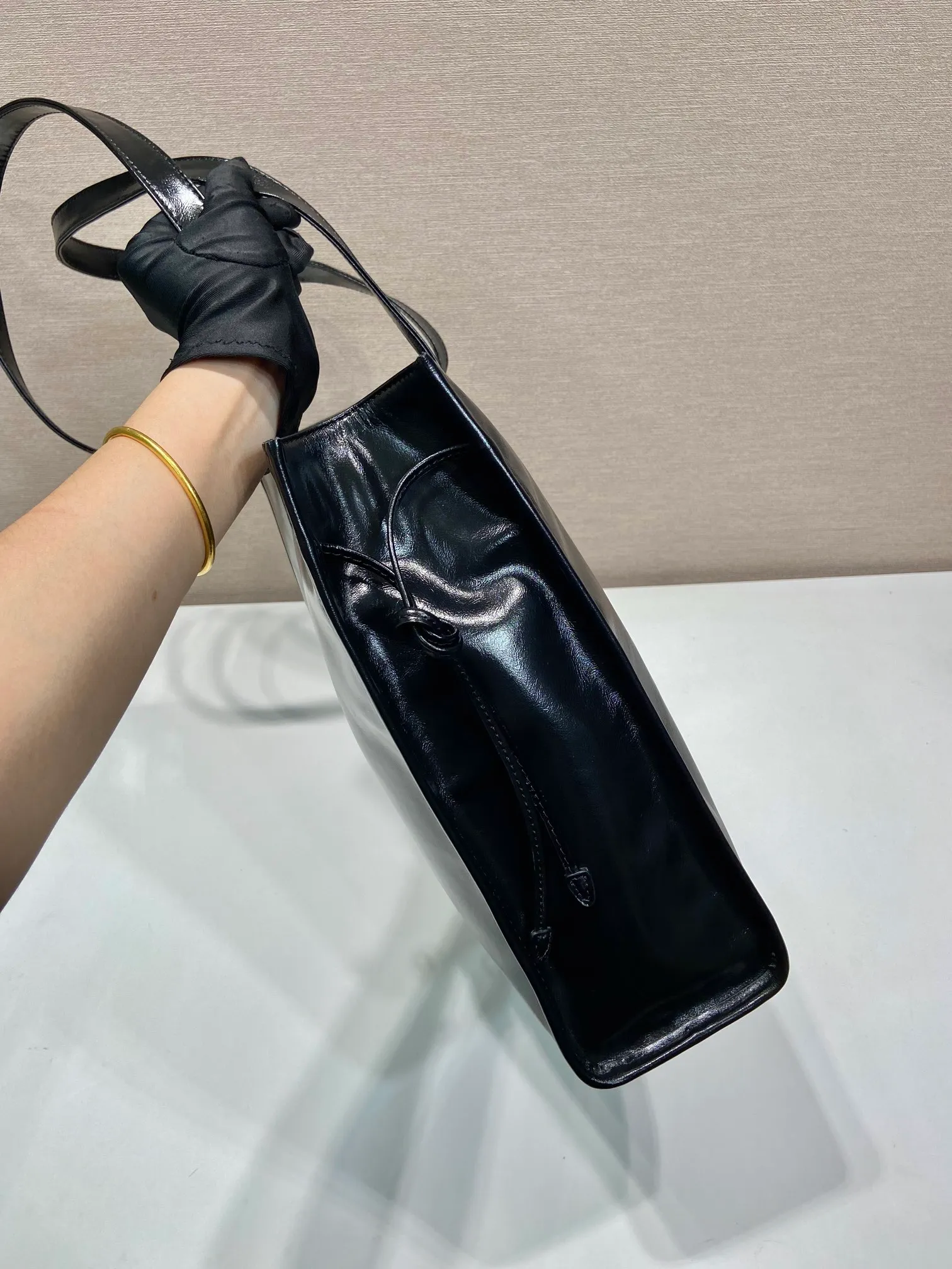 💰1760🎉Oil wax tote bag🎉1BG460🎉🎉 This tote bag is made of imported wax leather. The shiny color exudes a classic atmosphere. It can be carried on the shoulder or in the hand. It has a very large capacity and is easy to use. It is definitely a must-have for fashionistas. Hurry up and take this retro plaid tote bag home! Length 38x Height 30x Bottom 12cm🎉🎉🎉👏👏👏 Length 39x Height 30x Bottom 10cm