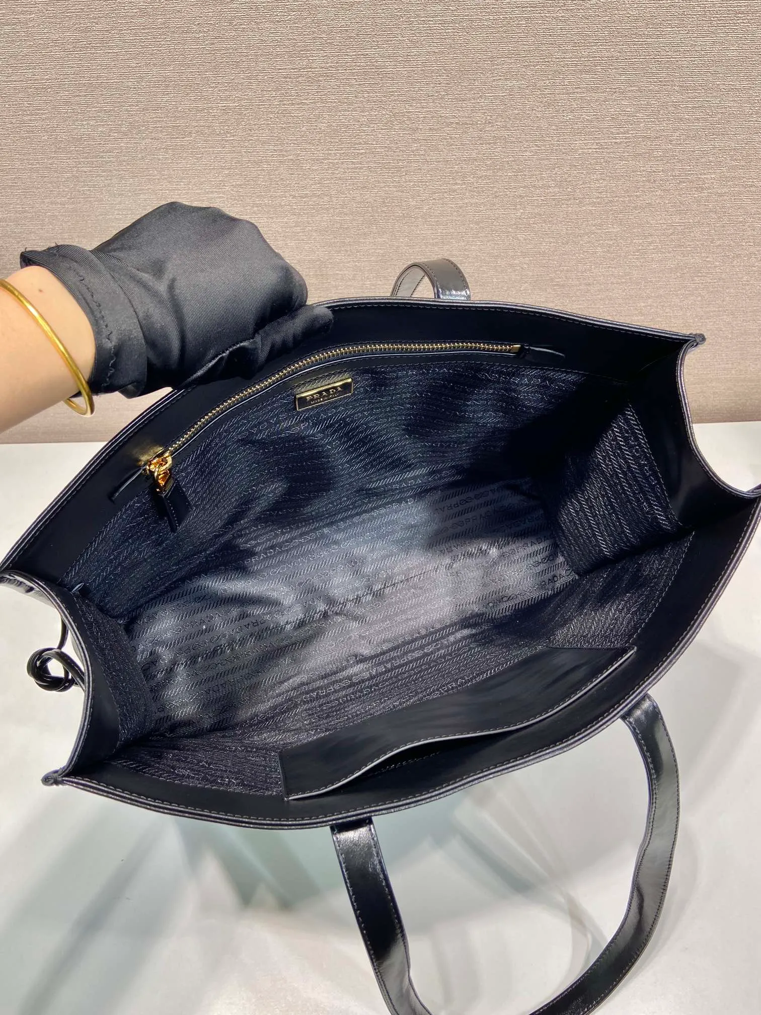 💰1760🎉Oil wax tote bag🎉1BG460🎉🎉 This tote bag is made of imported wax leather. The shiny color exudes a classic atmosphere. It can be carried on the shoulder or in the hand. It has a very large capacity and is easy to use. It is definitely a must-have for fashionistas. Hurry up and take this retro plaid tote bag home! Length 38x Height 30x Bottom 12cm🎉🎉🎉👏👏👏 Length 39x Height 30x Bottom 10cm