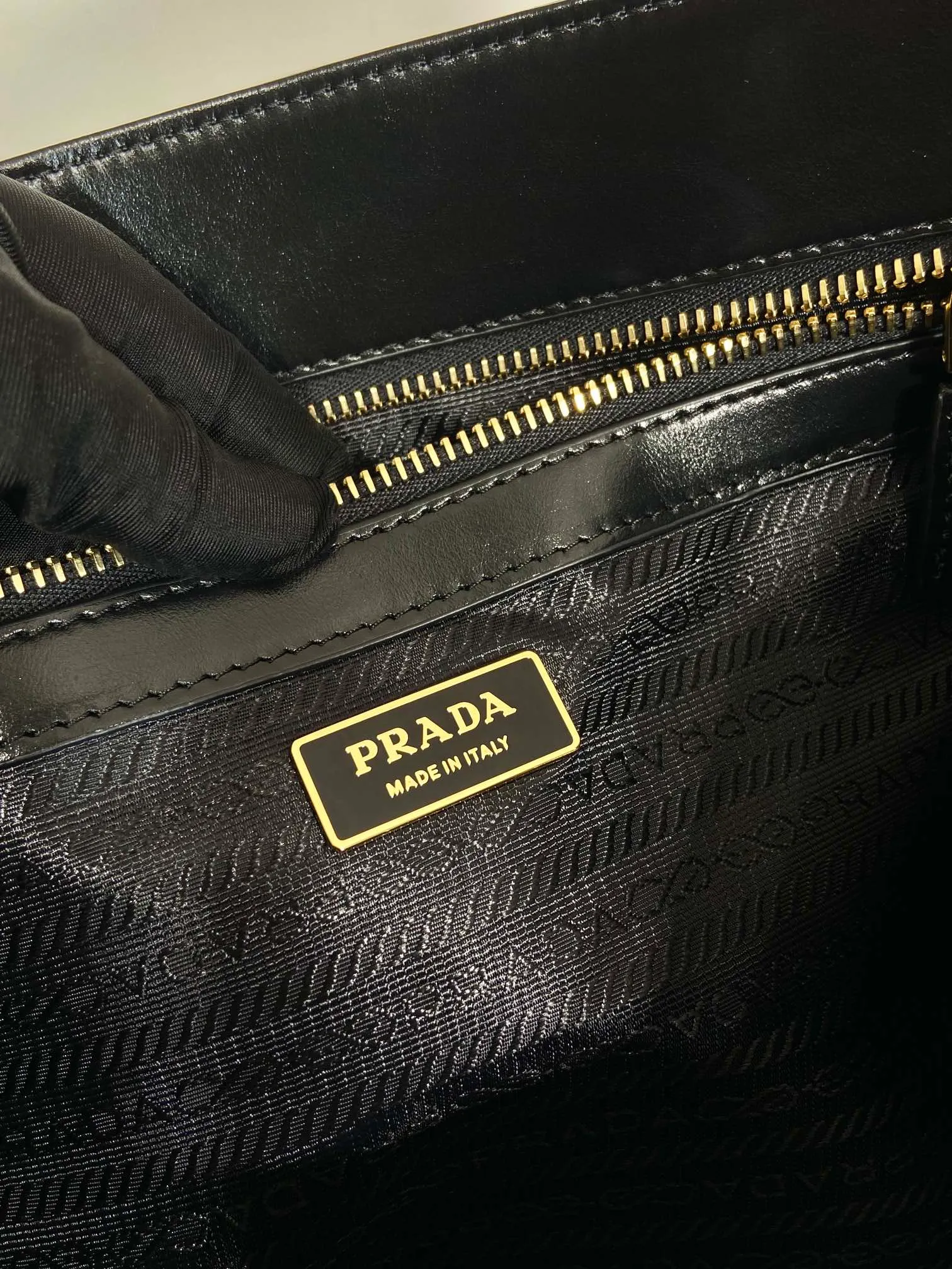 💰1760🎉Oil wax tote bag🎉1BG460🎉🎉 This tote bag is made of imported wax leather. The shiny color exudes a classic atmosphere. It can be carried on the shoulder or in the hand. It has a very large capacity and is easy to use. It is definitely a must-have for fashionistas. Hurry up and take this retro plaid tote bag home! Length 38x Height 30x Bottom 12cm🎉🎉🎉👏👏👏 Length 39x Height 30x Bottom 10cm