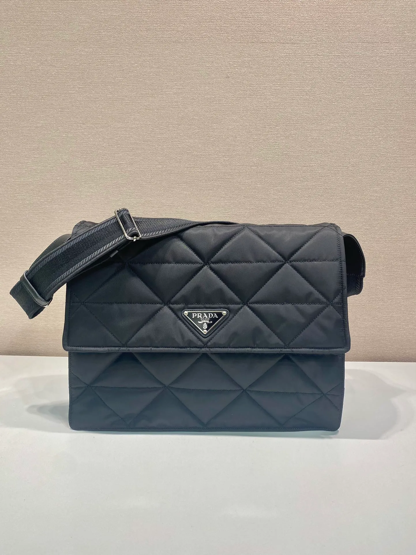 💰1520🎉New diamond pattern messenger bag🎉1BD256 diamond pattern, this shoulder bag is made of unique padded nylon and handmade diamond pattern, and is equipped with fabric shoulder straps and back pockets. The metal accessories give a touch of bright color. The overall design is low-key, luxurious and versatile, and the design looks more noble and grand. 🙊🙊If you like babies, hurry up and get it. It is a unisex model and it is a popular style that will never go out of style👏👏 Style number 1BD256, length 36x height 28x bottom 14