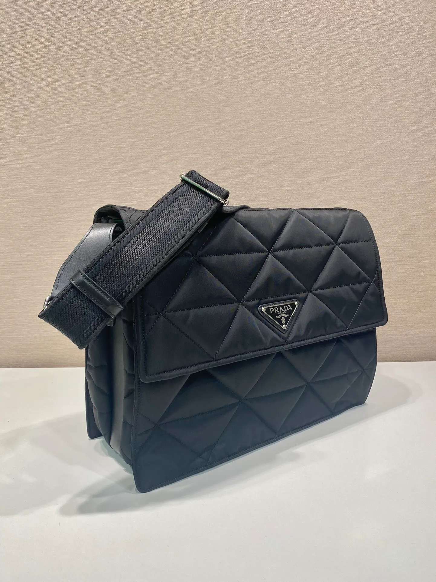 💰1520🎉New diamond pattern messenger bag🎉1BD256 diamond pattern, this shoulder bag is made of unique padded nylon and handmade diamond pattern, and is equipped with fabric shoulder straps and back pockets. The metal accessories give a touch of bright color. The overall design is low-key, luxurious and versatile, and the design looks more noble and grand. 🙊🙊If you like babies, hurry up and get it. It is a unisex model and it is a popular style that will never go out of style👏👏 Style number 1BD256, length 36x height 28x bottom 14